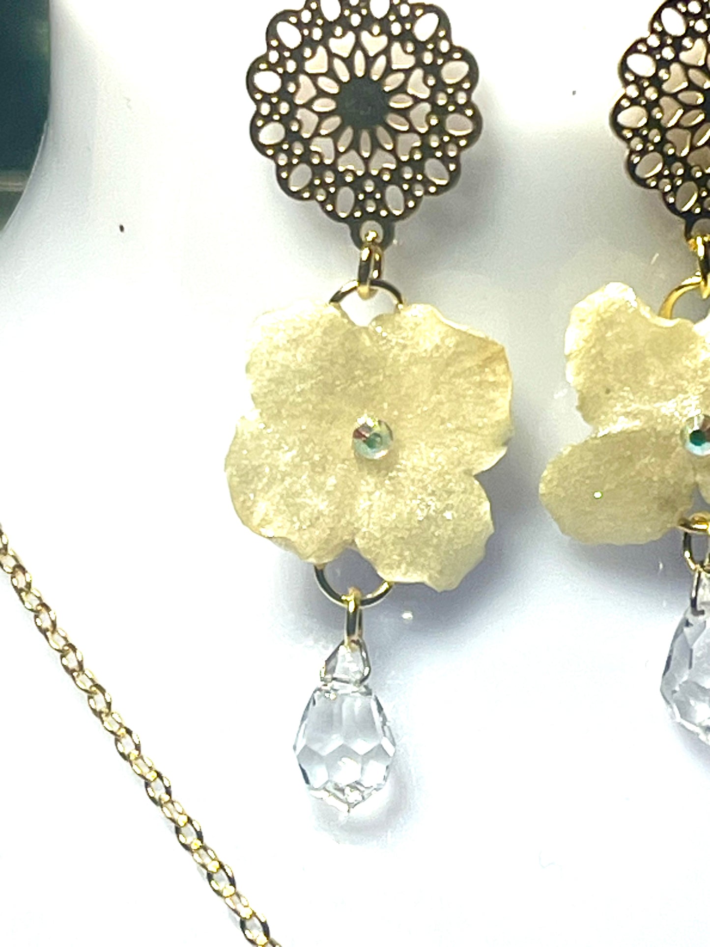 Parure de bijoux hortensia blanc & goutte cristal Preciosa - Aux fleurs de Chloé Parure de bijoux hortensia blanc & goutte cristal Preciosa Parure bijoux Parure bijoux