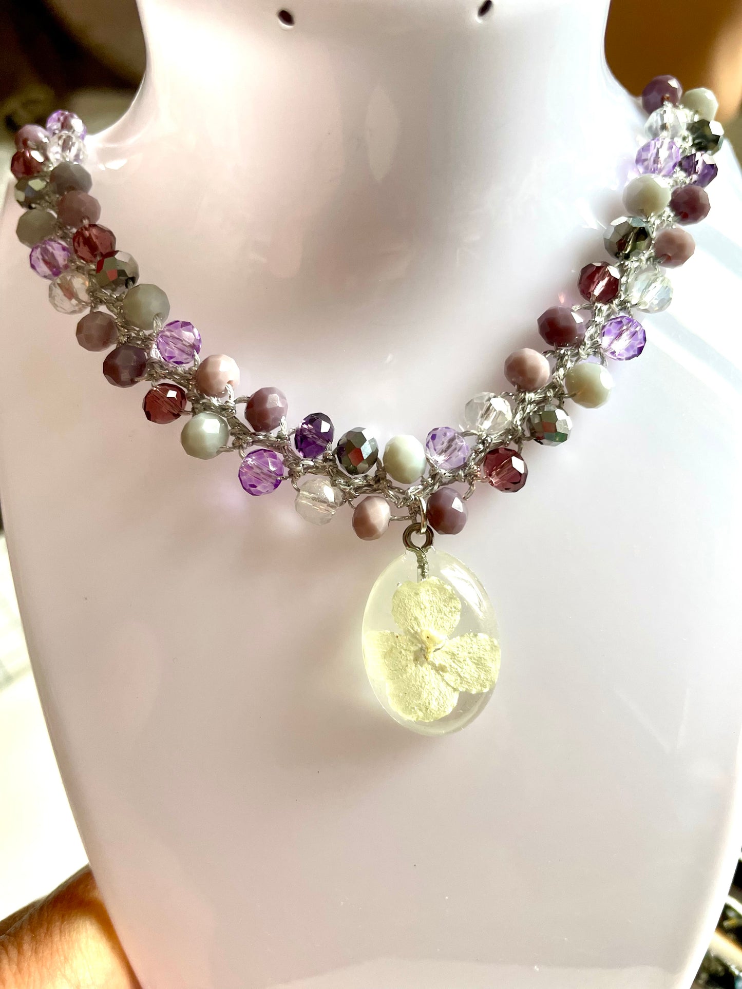 Collier ras du coup fleur hortensia blanc et perles de verre tons violet argenté