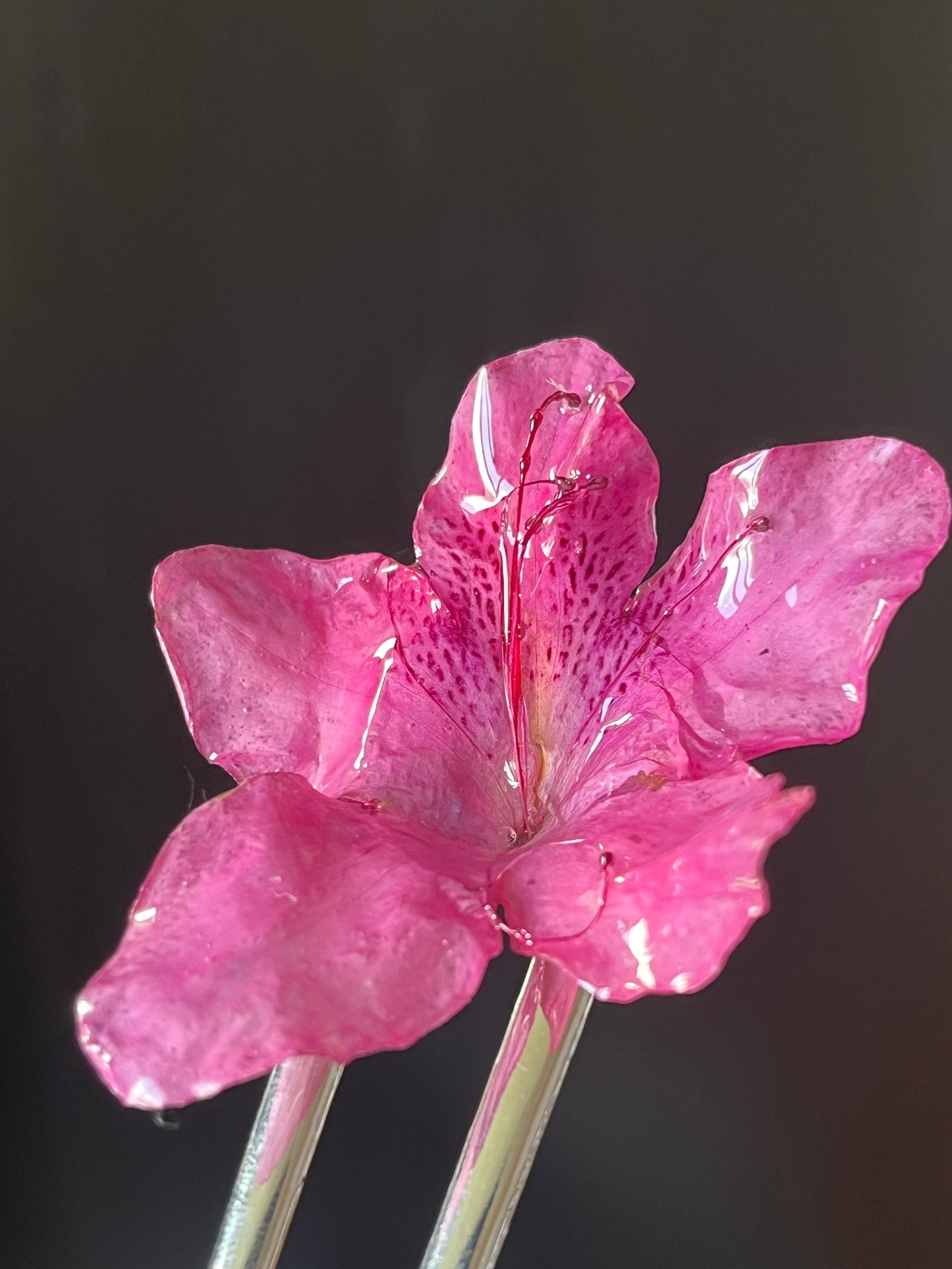 Pic à cheveux fleur naturelle Rhododendron rose – Accessoire bohème élégant