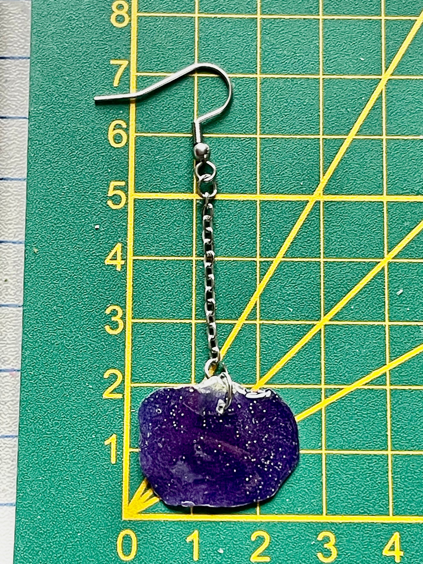 Boucles d’oreilles pendantes pétales de pensée violet