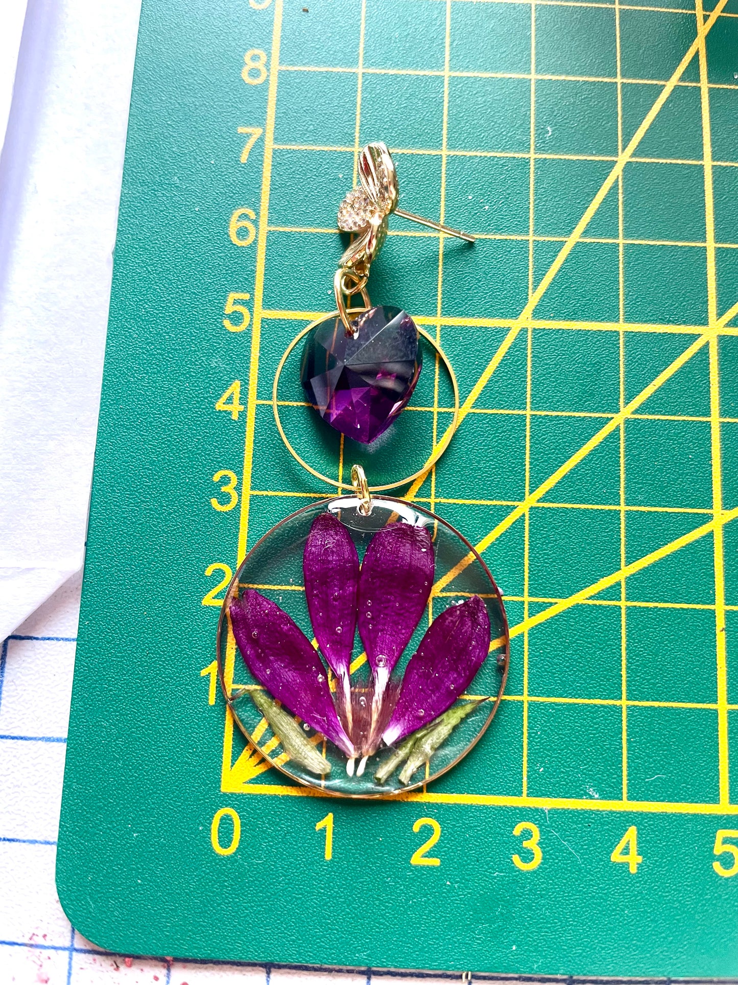 Boucles d’oreilles grands pétales de Gerbera & cœurs Swarovski