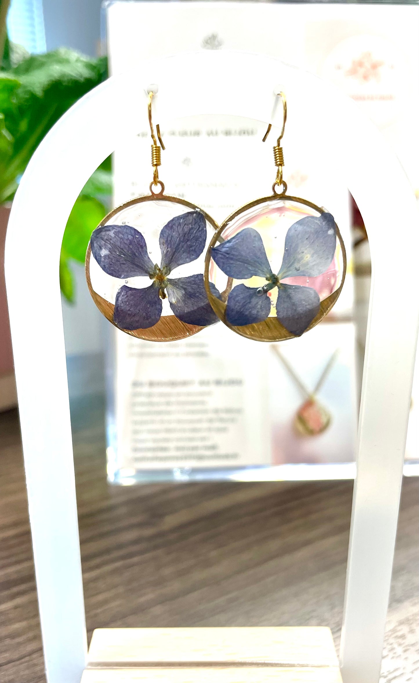 Boucles d’oreilles hortensia bleu cercle doré