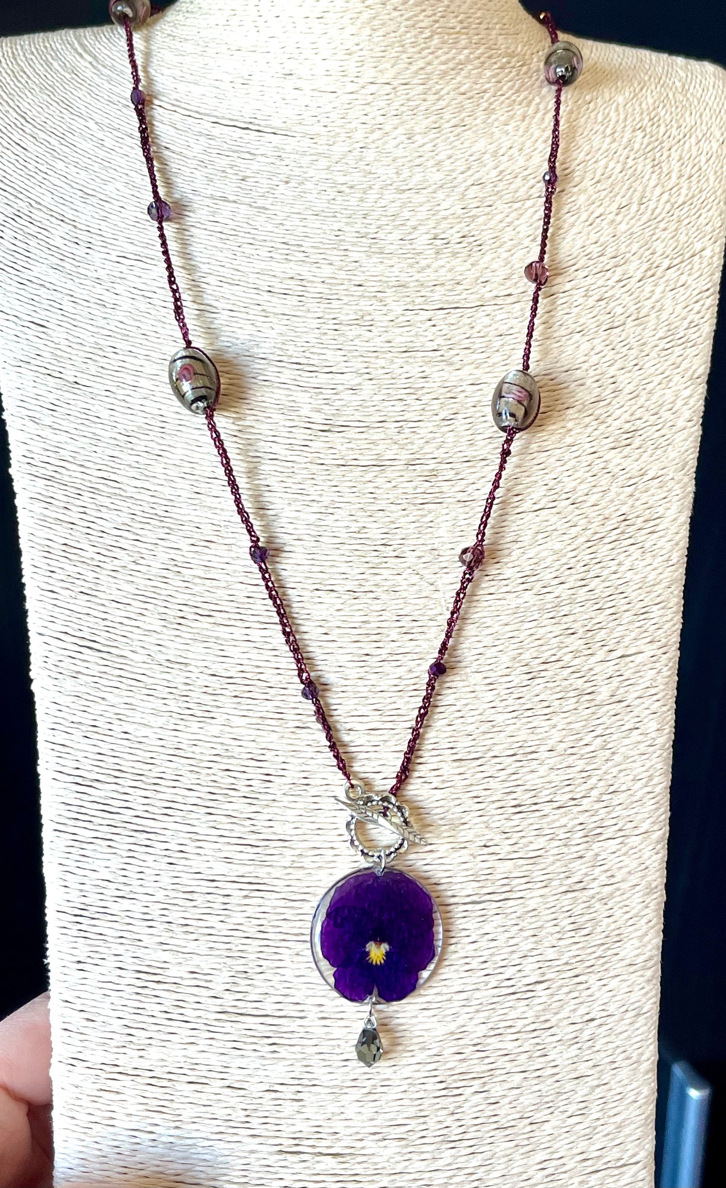 Collier pendentif Pensée violette encapsulée – Style bohème artisanal