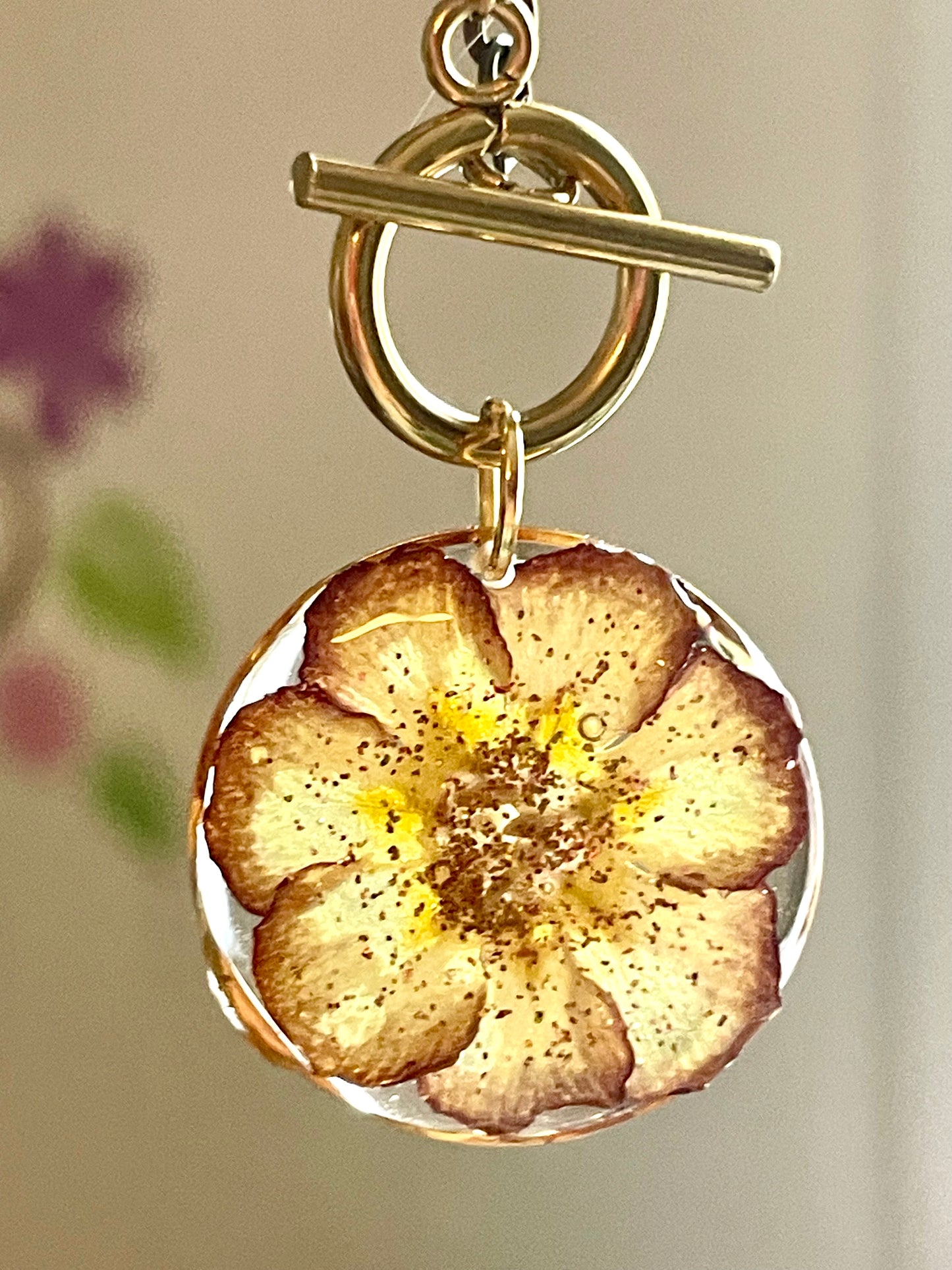 Collier bi matière perles de verre & primevère
