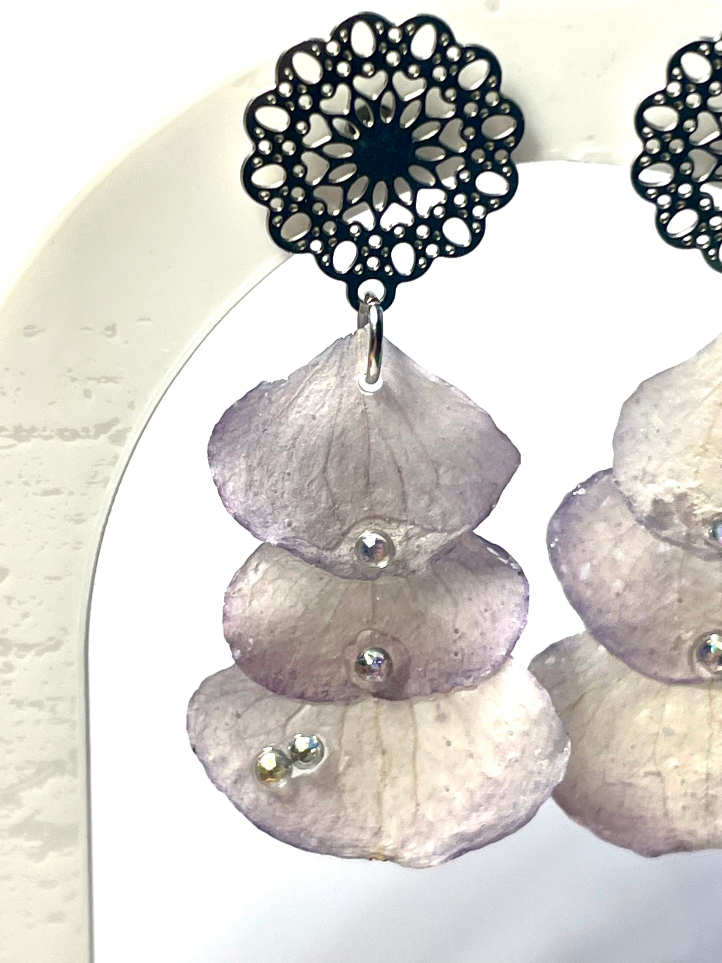 Boucles d’oreilles Pétales hortensia mauve - Aux fleurs de Chloé Boucles d’oreilles Pétales hortensia mauve Boucles d’oreilles Boucles d’oreilles