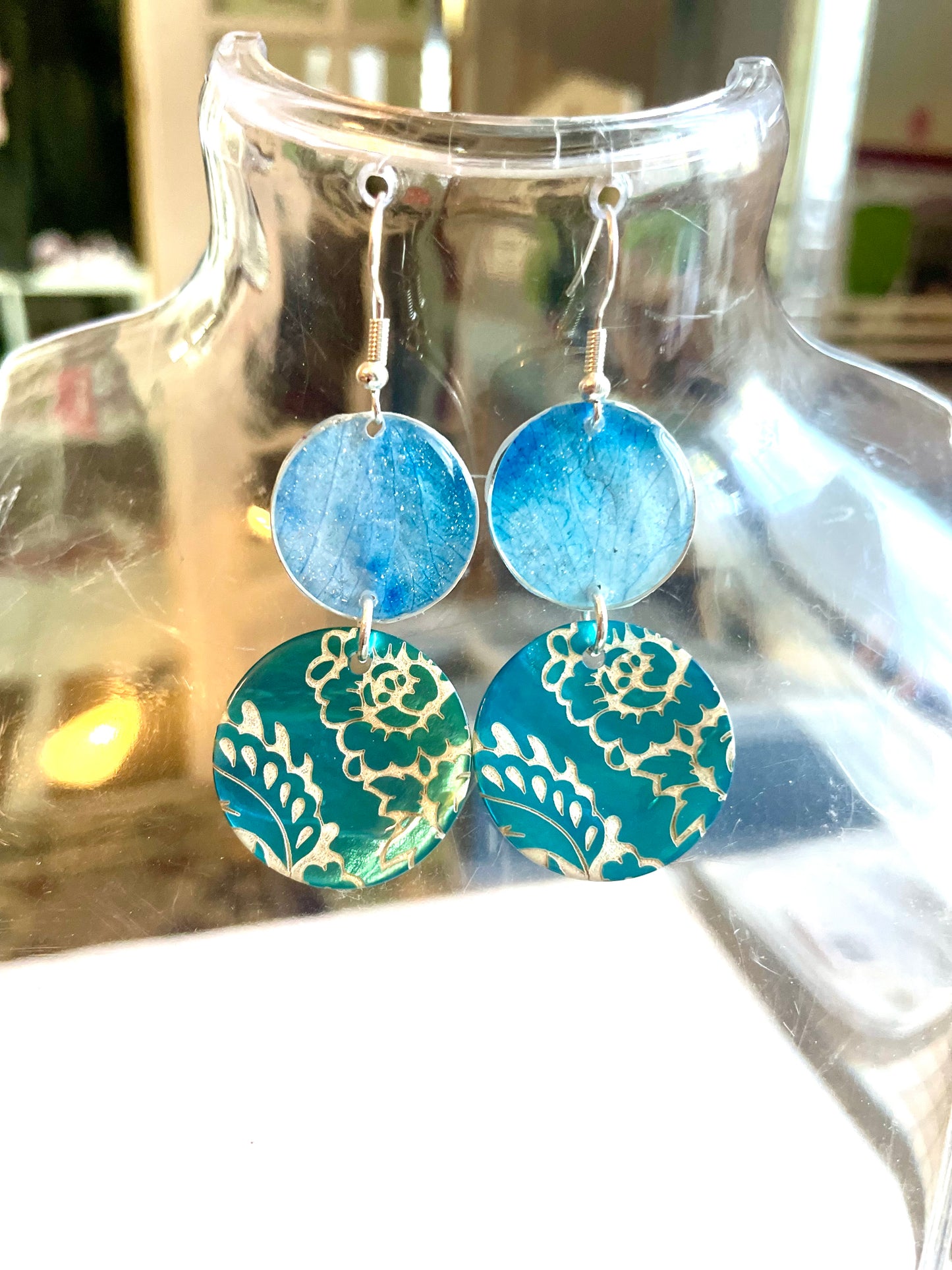 Boucles d’oreilles sequins nacre & orchidée bleue
