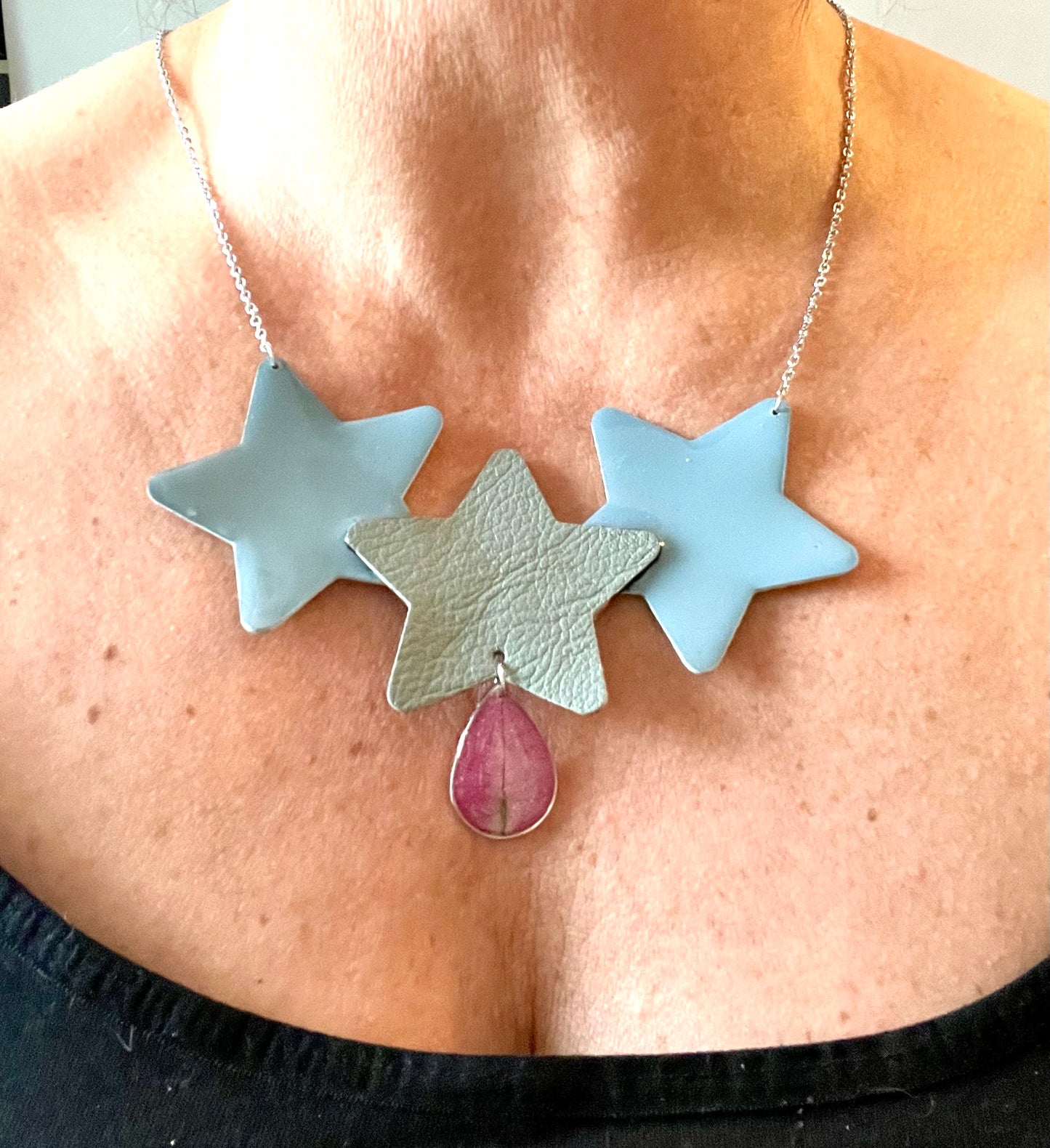 Collier étoiles de cuir & bougainvilliers
