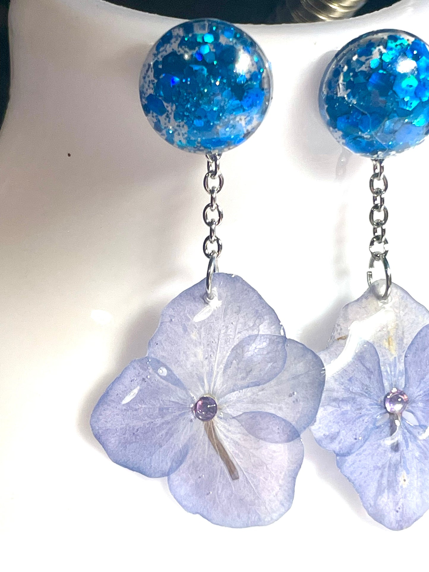 Boucles d’oreilles Hortensia bleu & paillettes