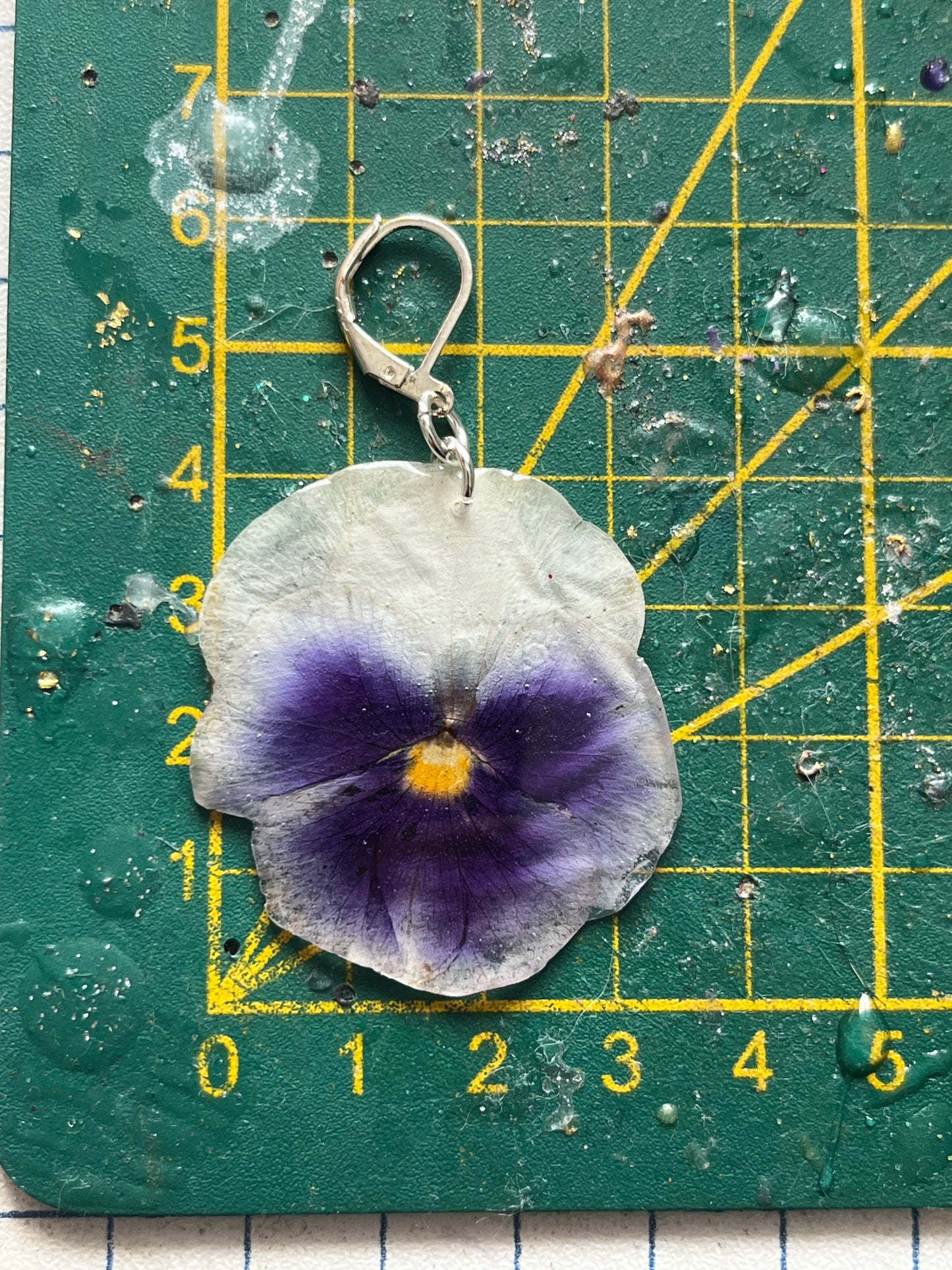 Boucles d’oreilles fleurs grandes pensées violet & blanc