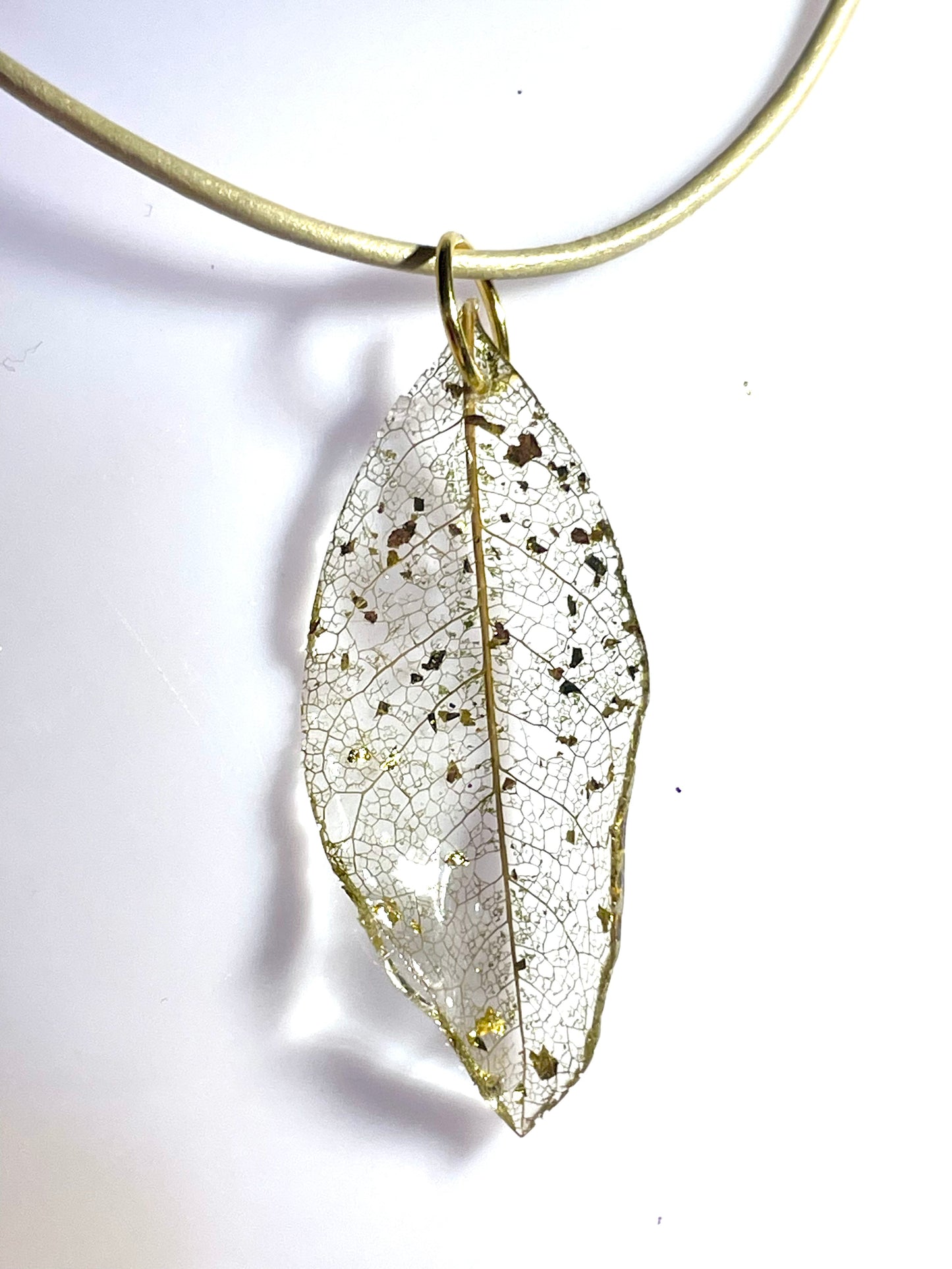 Collier dentelle végétale Magnolia cordon cuir