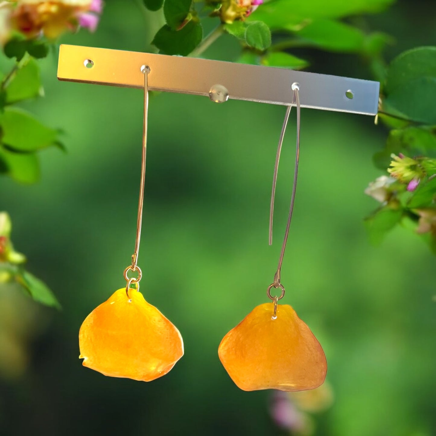 Boucles d’oreilles grands crochets dorés pétales rose orange