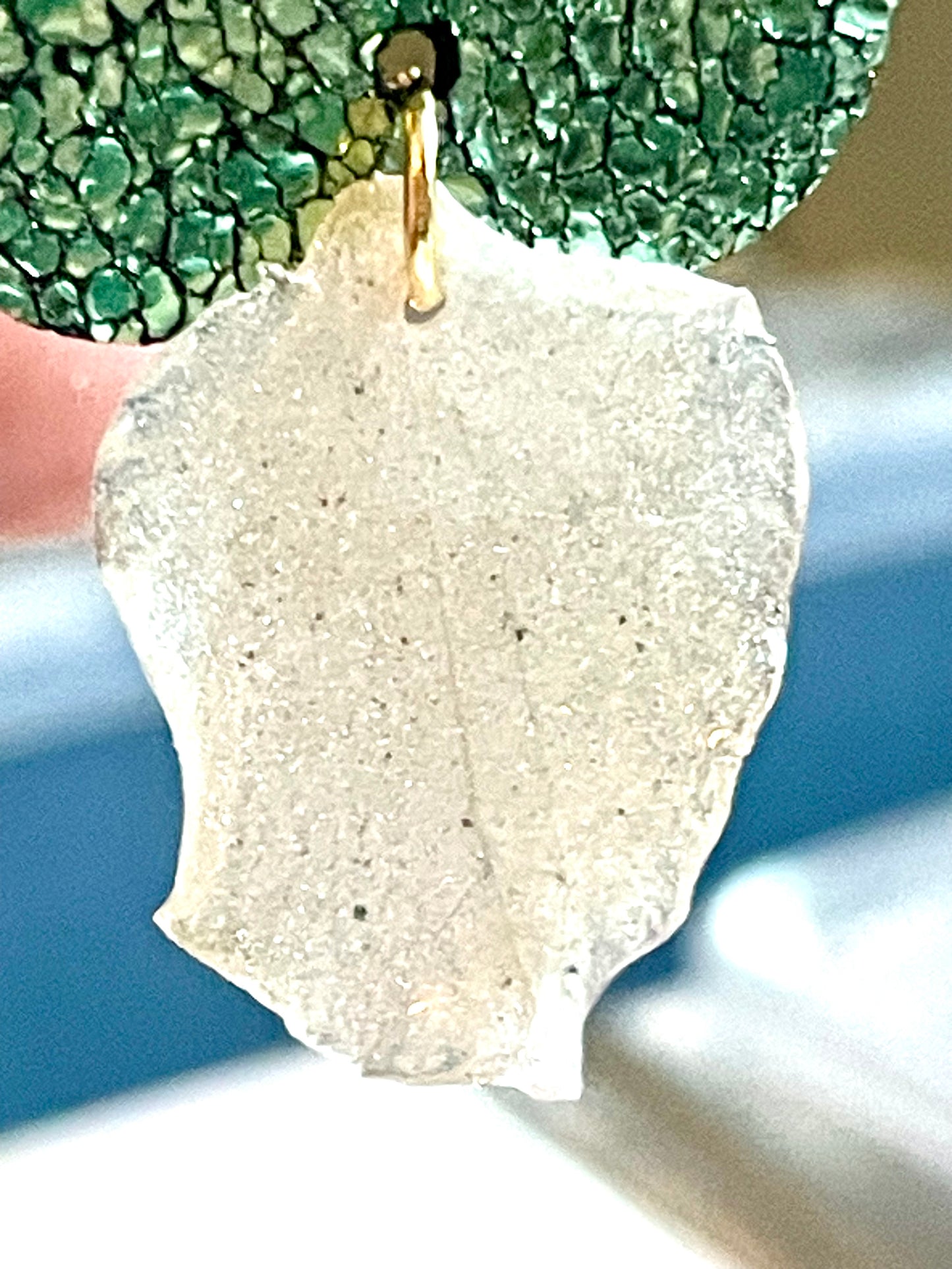 Boucles d’oreilles fleurs de cuir & pétales d’orchidée