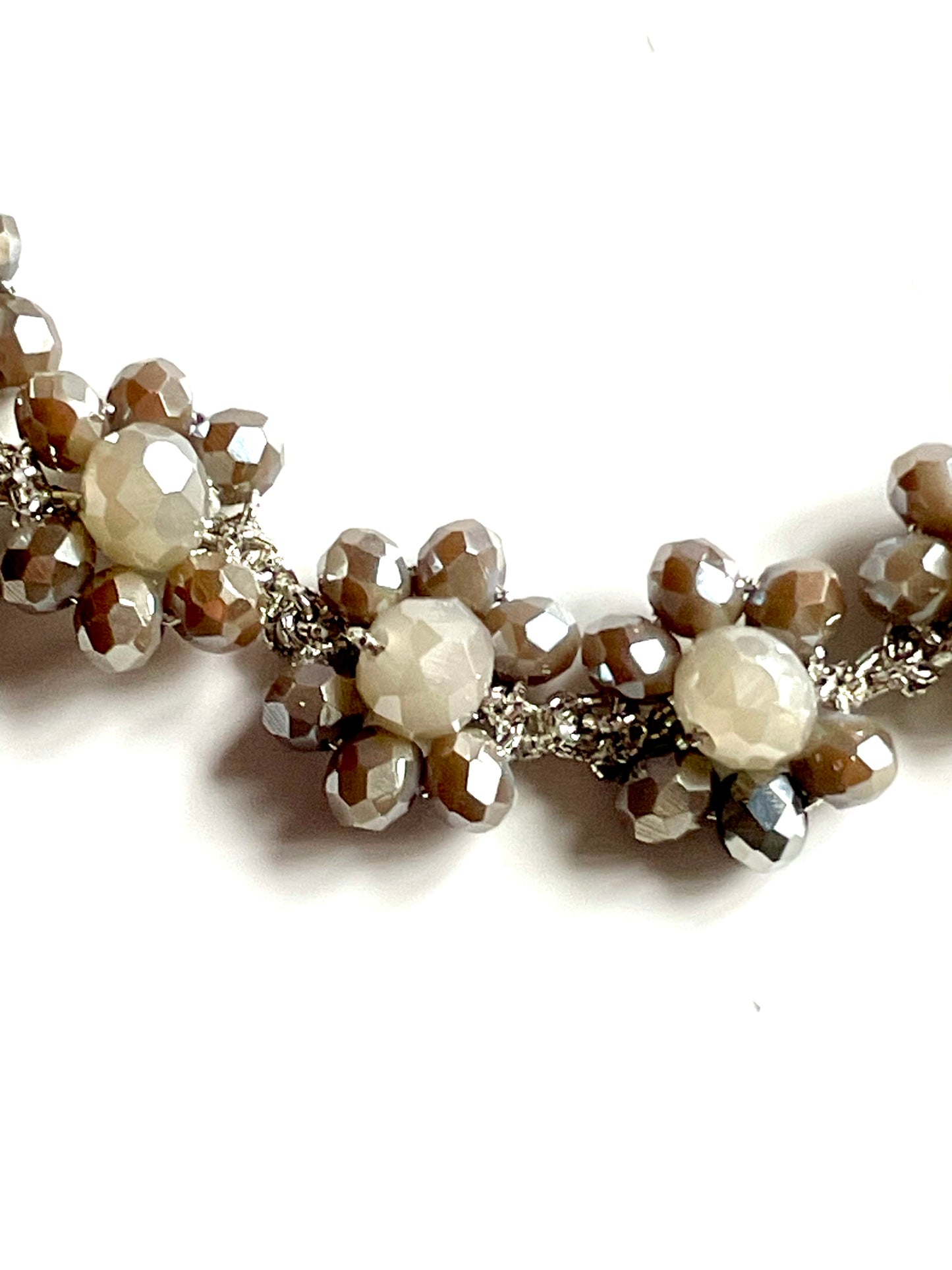 Bracelet fleurs en perles de verre taupe & nacré