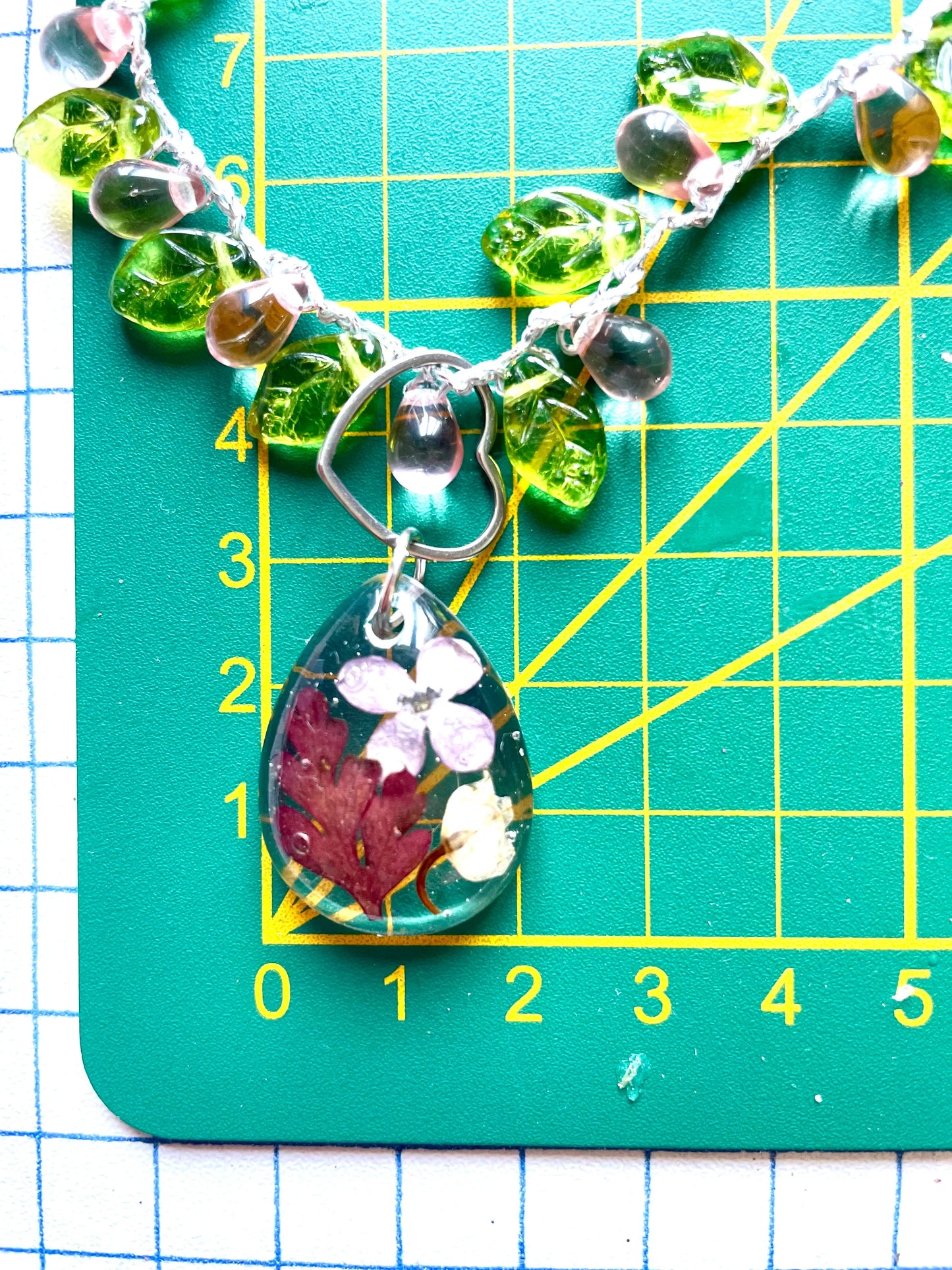 Collier perles de verre feuilles vertes et gouttes roses avec pendentif mini bouquet - Aux fleurs de Chloé Collier perles de verre feuilles vertes et gouttes roses avec pendentif mini bouquet Collier Collier