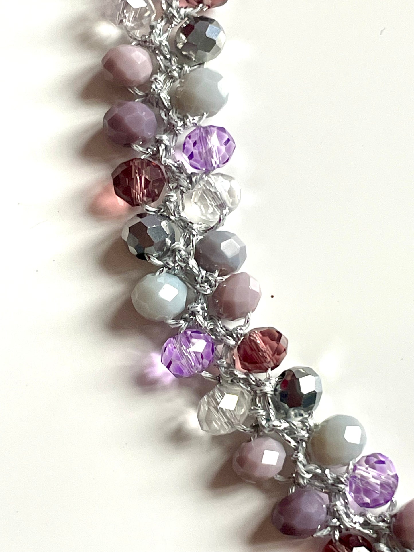 Collier ras du coup fleur hortensia blanc et perles de verre tons violet argenté