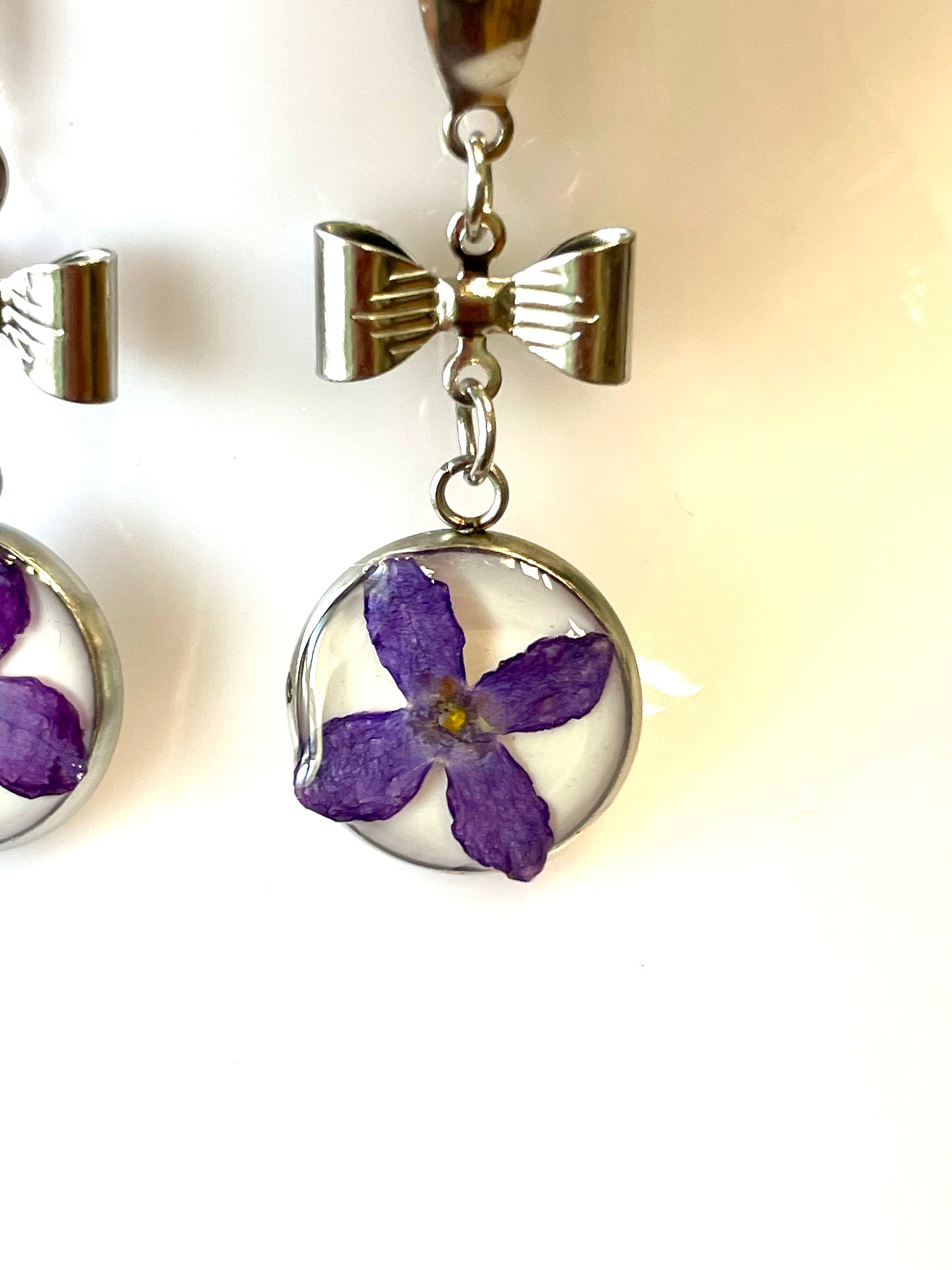 Boucles d’oreilles argentées Lilas & petits noeuds