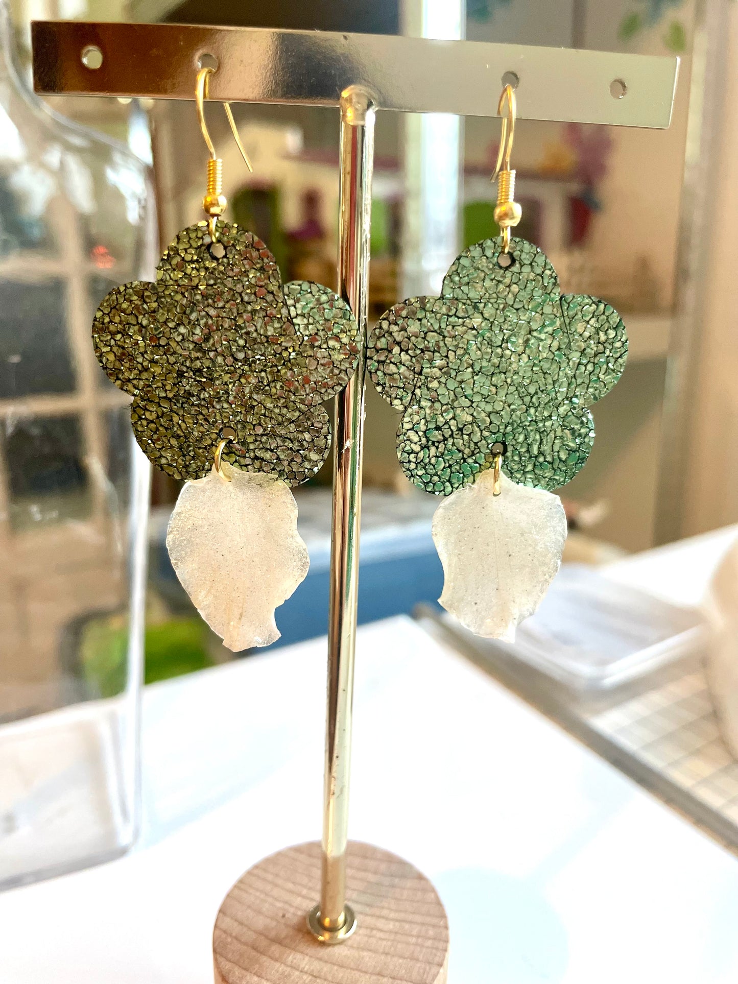 Boucles d’oreilles fleurs de cuir & pétales d’orchidée