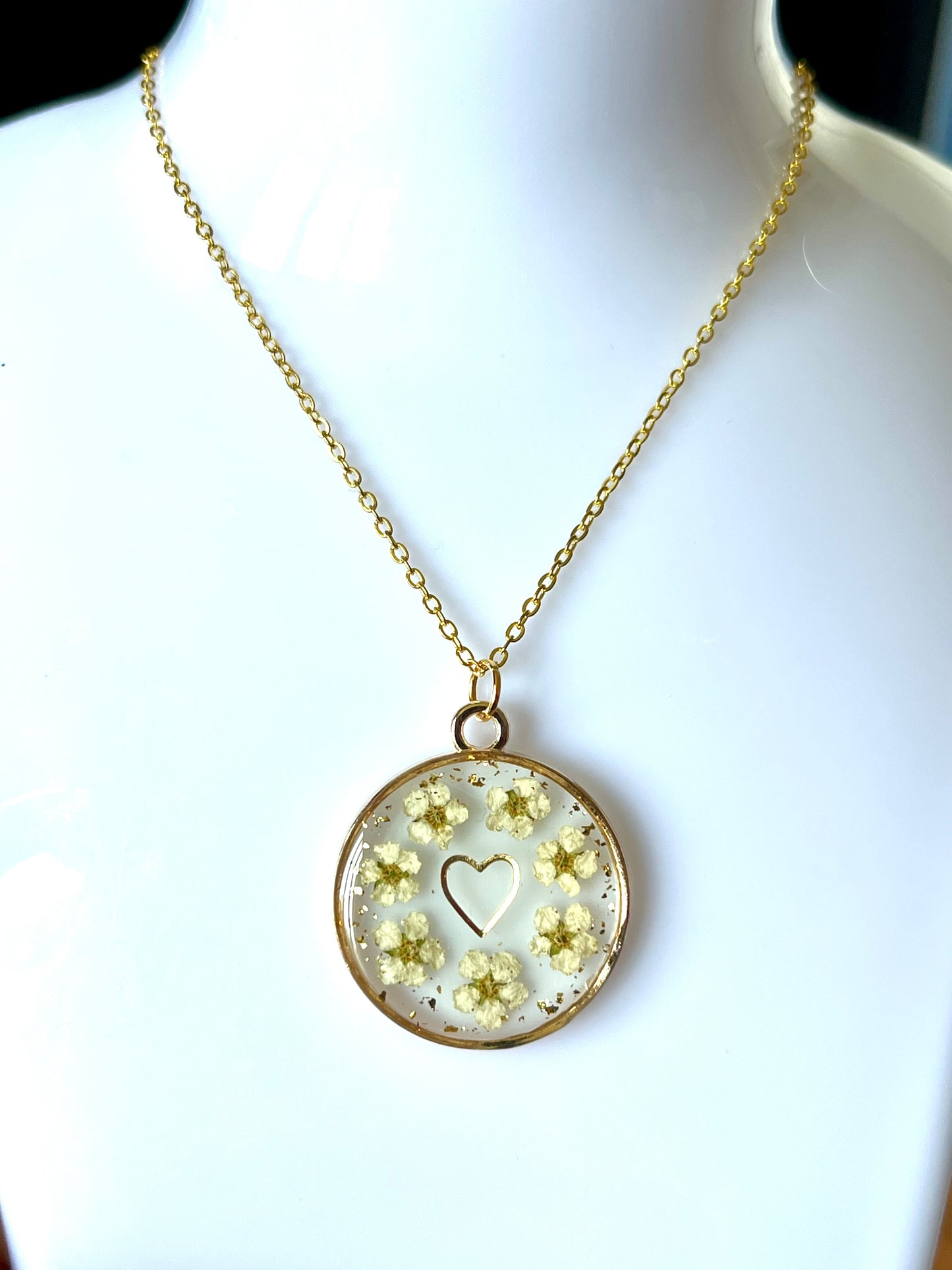 🌼 Collier pendentif fleurs de spirée & cœur