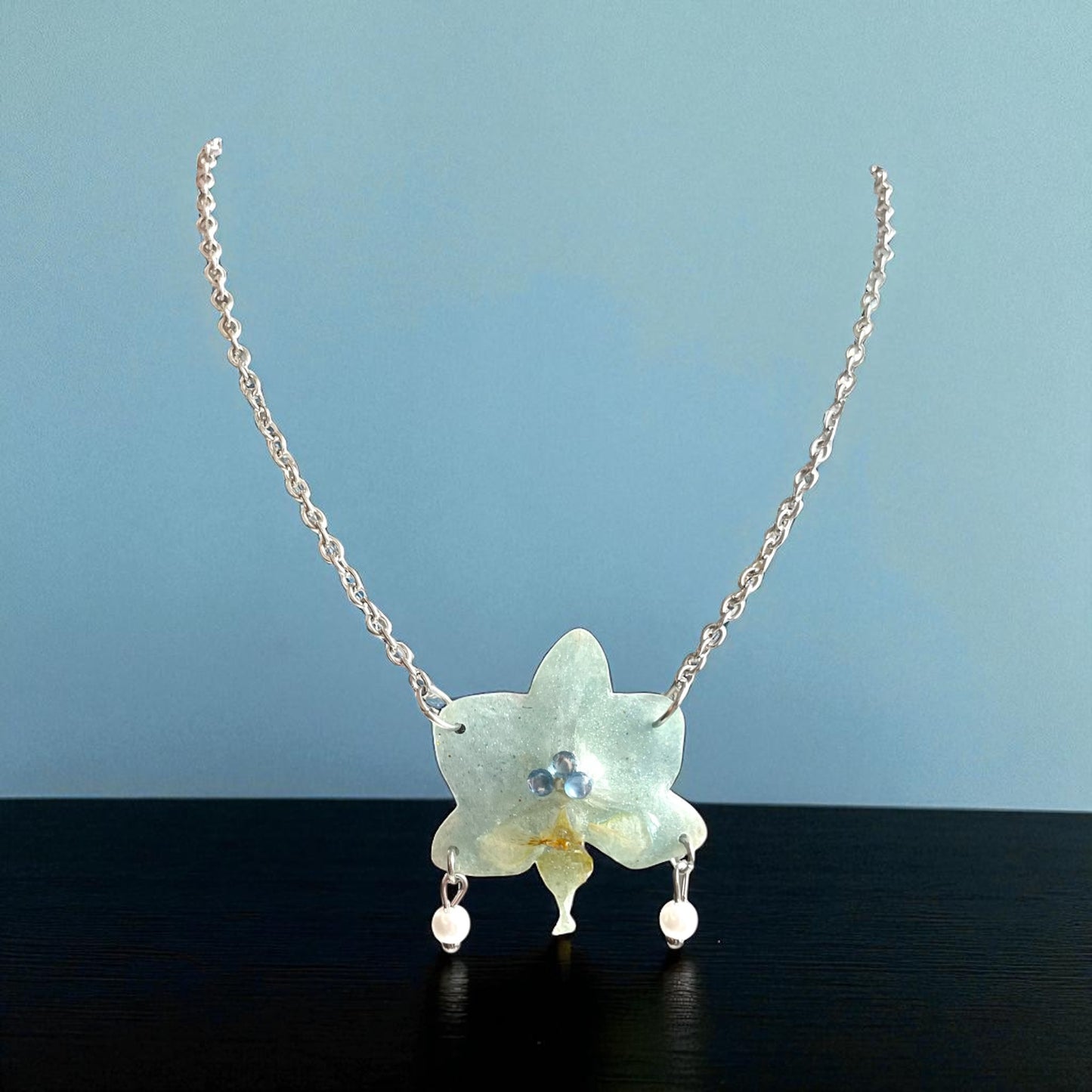 Parure mini orchidées revisitées tons bleutés et perles