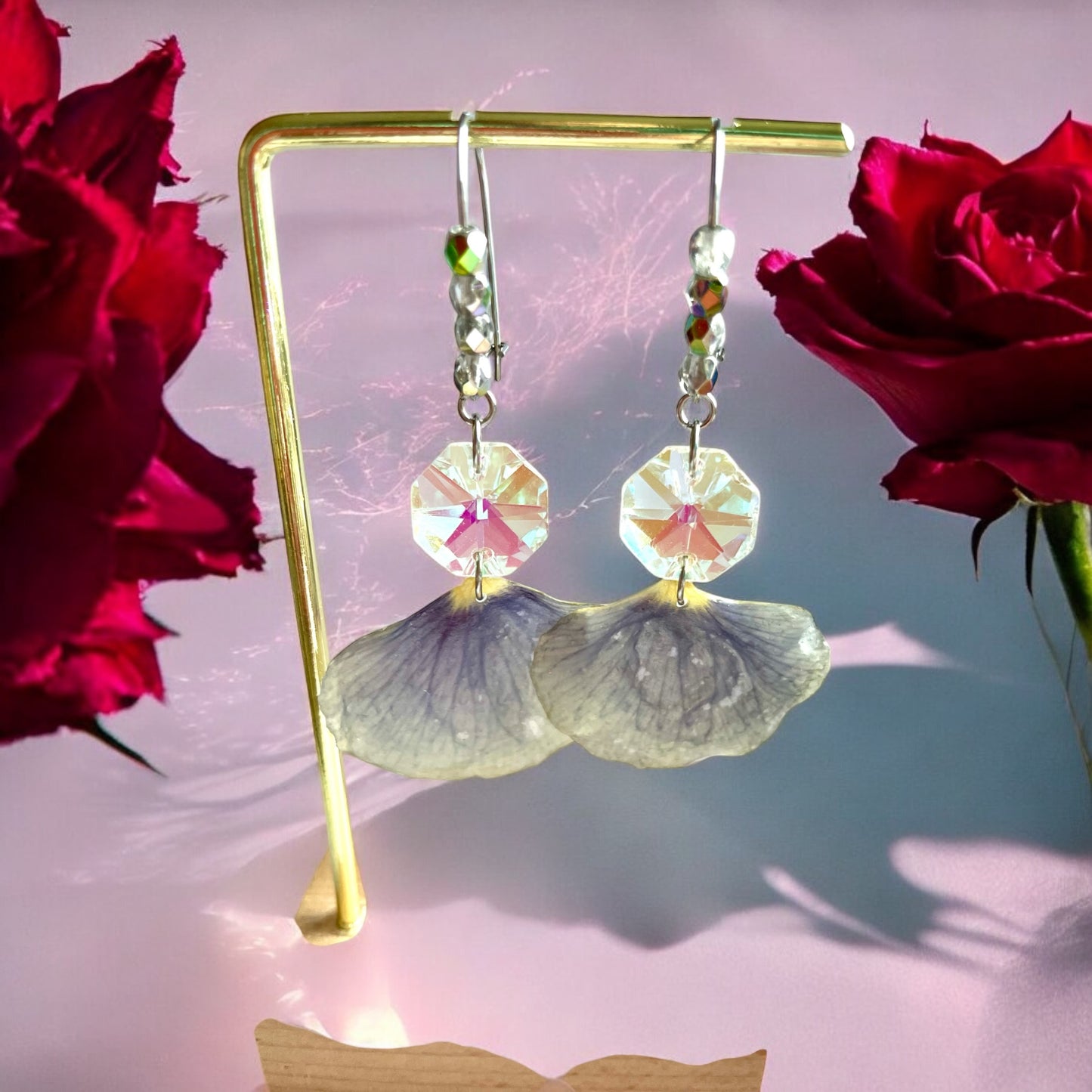 Boucles d’oreilles pétales de pensée mauve & cristal de bohème