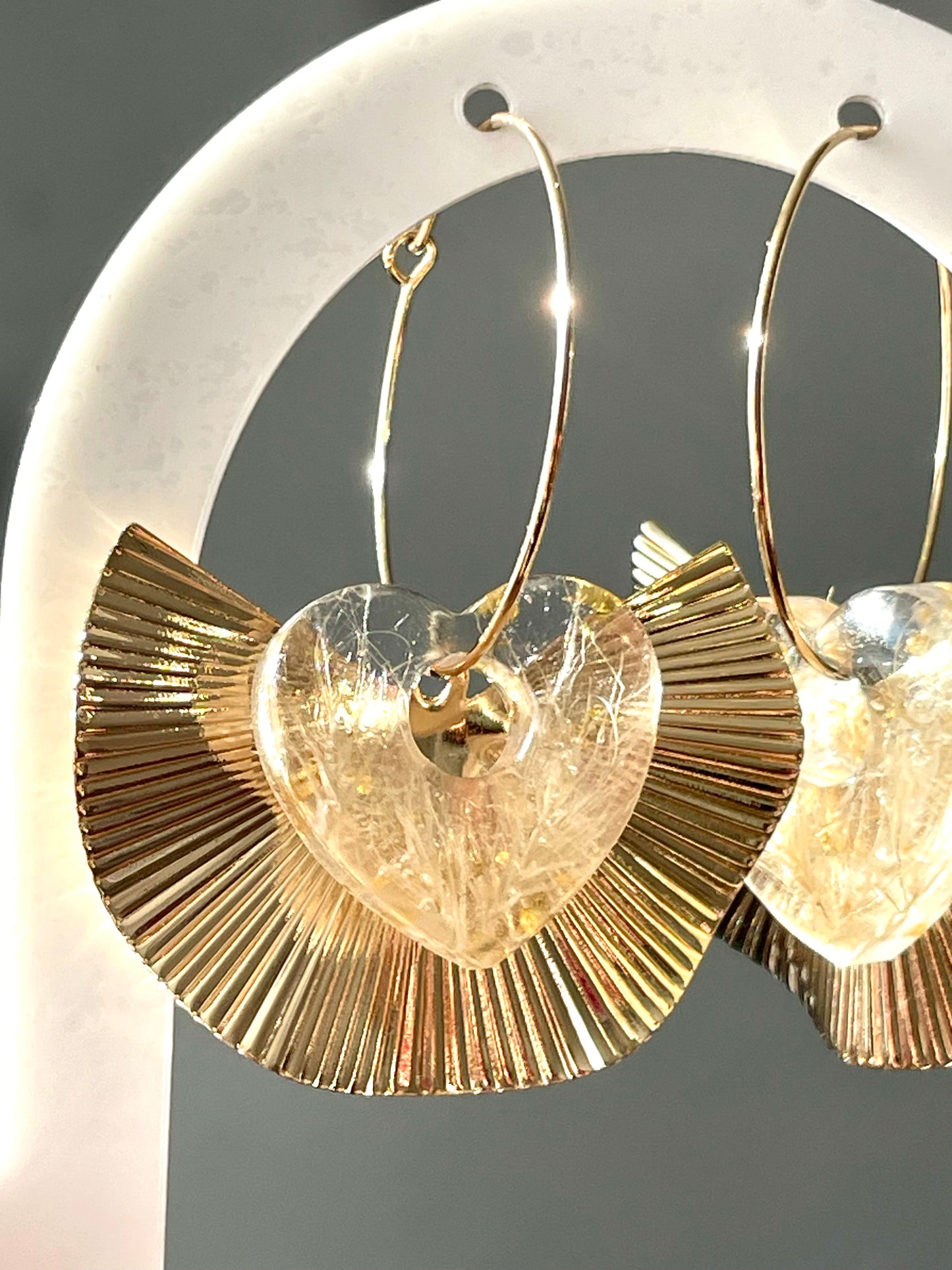 Boucles d’oreilles dorées cœurs de pampa - Aux fleurs de Chloé Boucles d’oreilles dorées cœurs de pampa Boucles d’oreilles Boucles d’oreilles