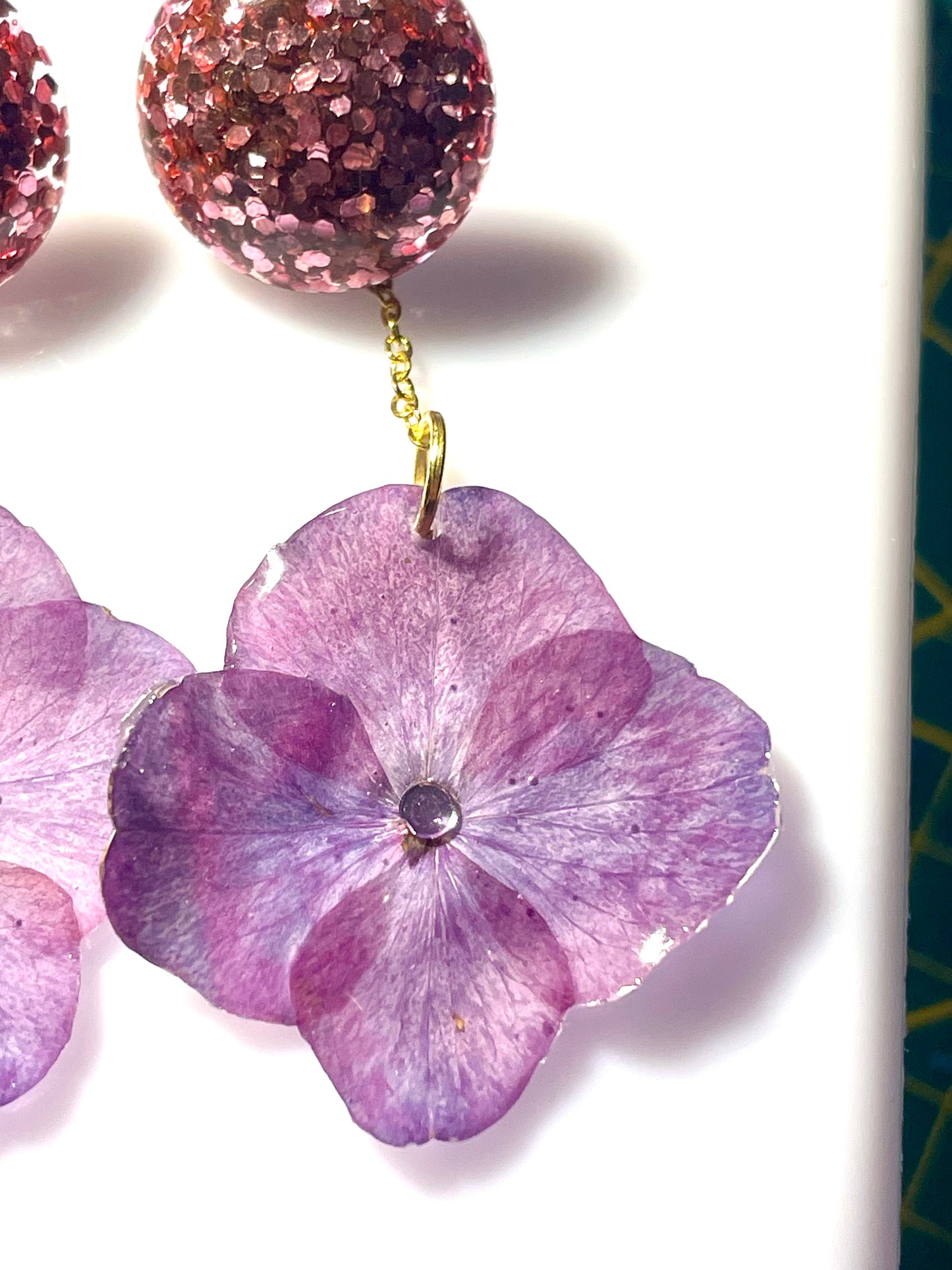 Boucles d’oreilles hortensia rose & paillettes