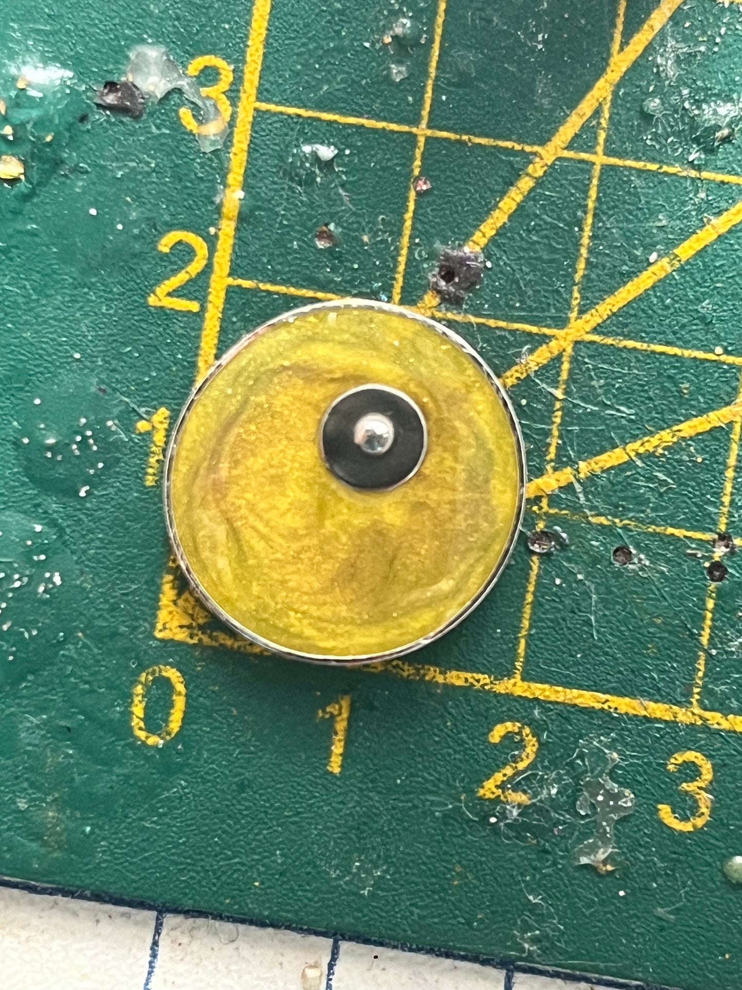 Boucles d’oreilles puces fleurs de primevères violettes