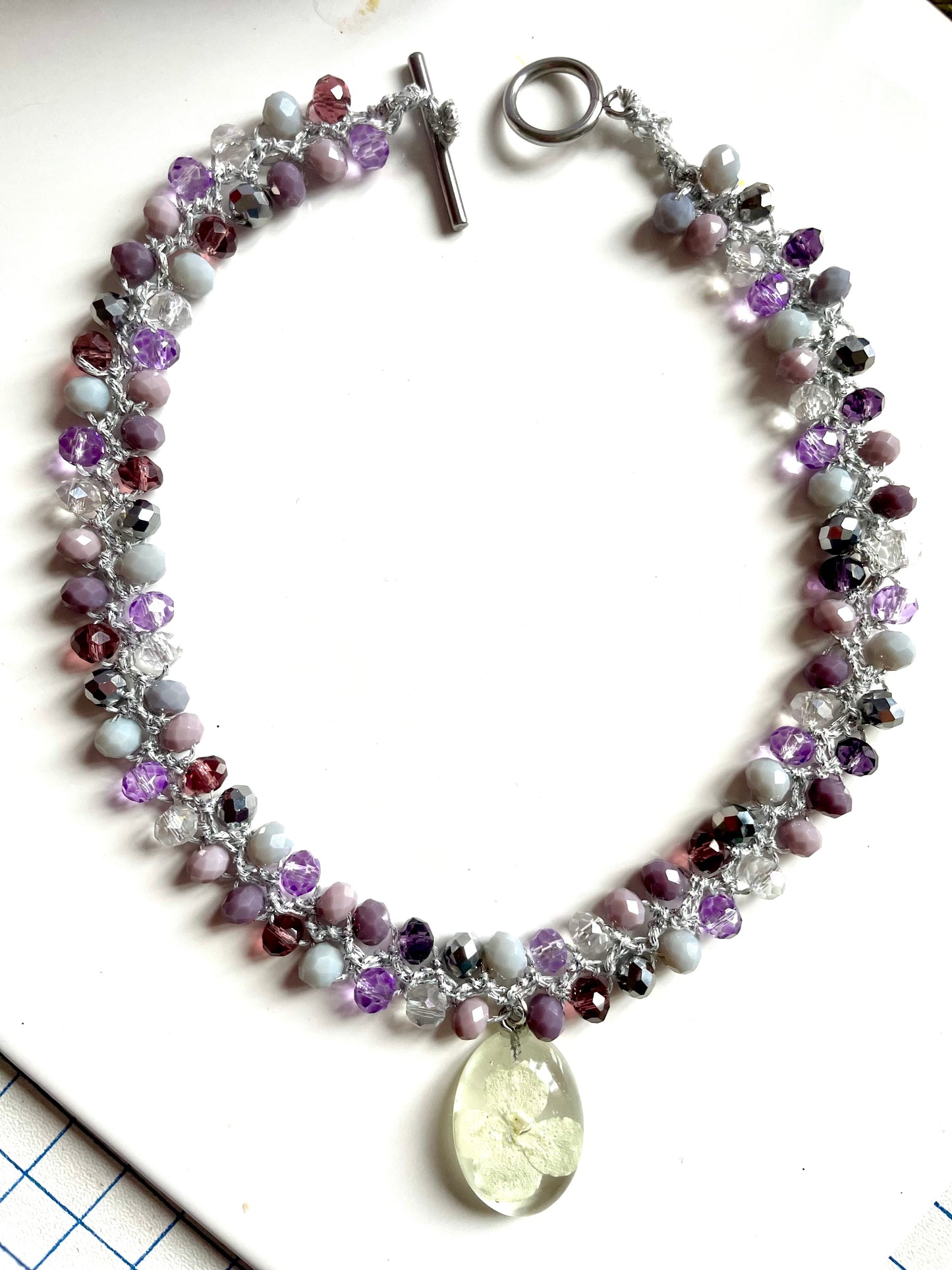 Collier ras du coup fleur hortensia blanc et perles de verre tons violet argenté