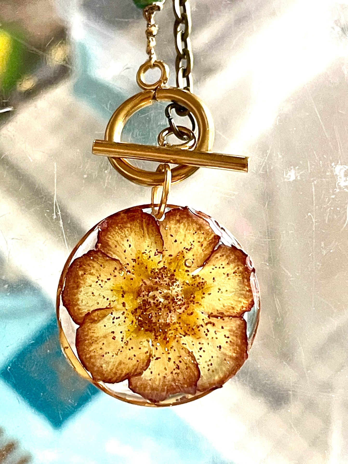 Collier bi matière perles de verre & primevère