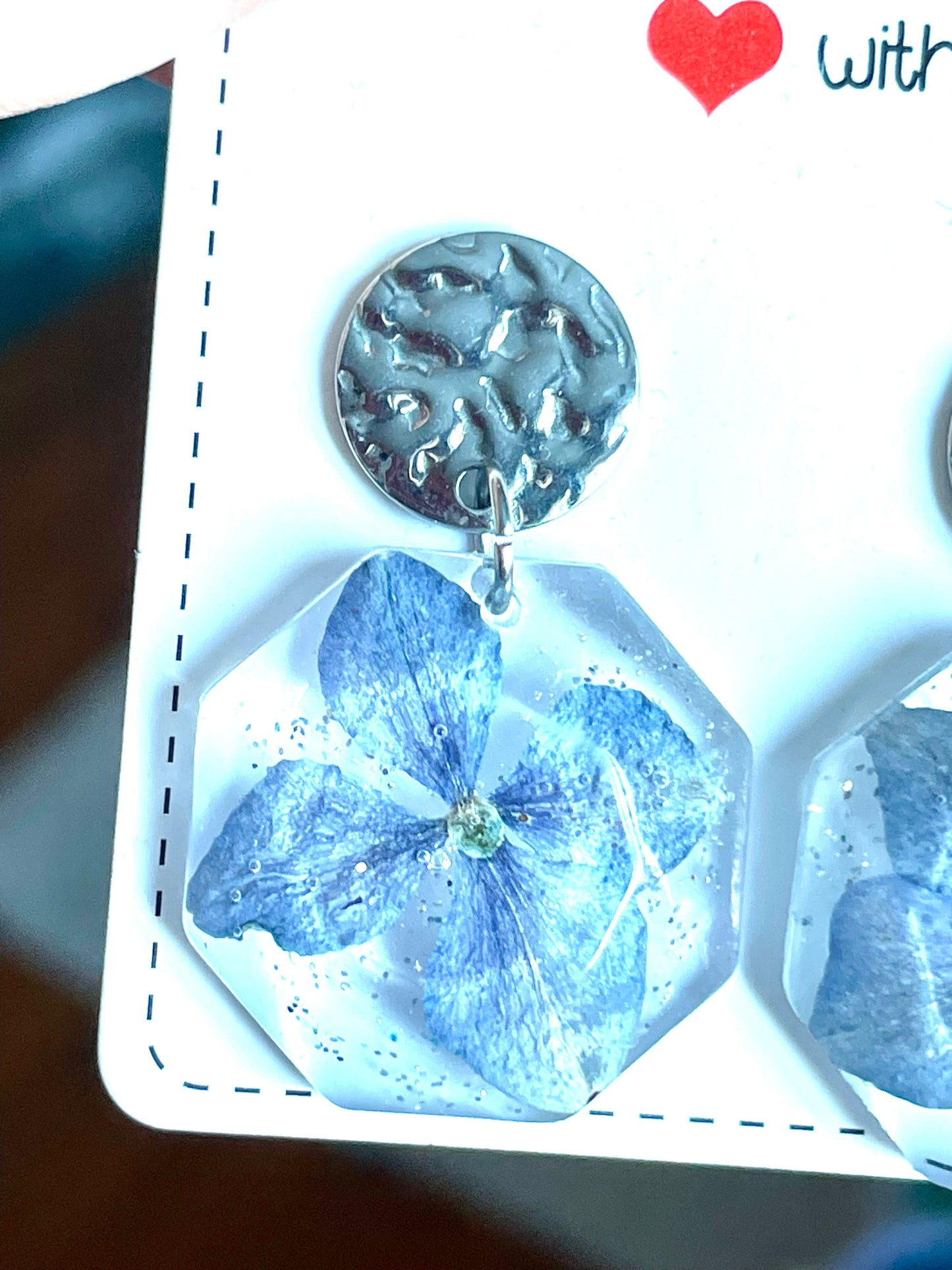 Boucles d’oreilles hortensia bleu hexagones - Aux fleurs de Chloé Boucles d’oreilles hortensia bleu hexagones Boucles d’oreilles Boucles d’oreilles