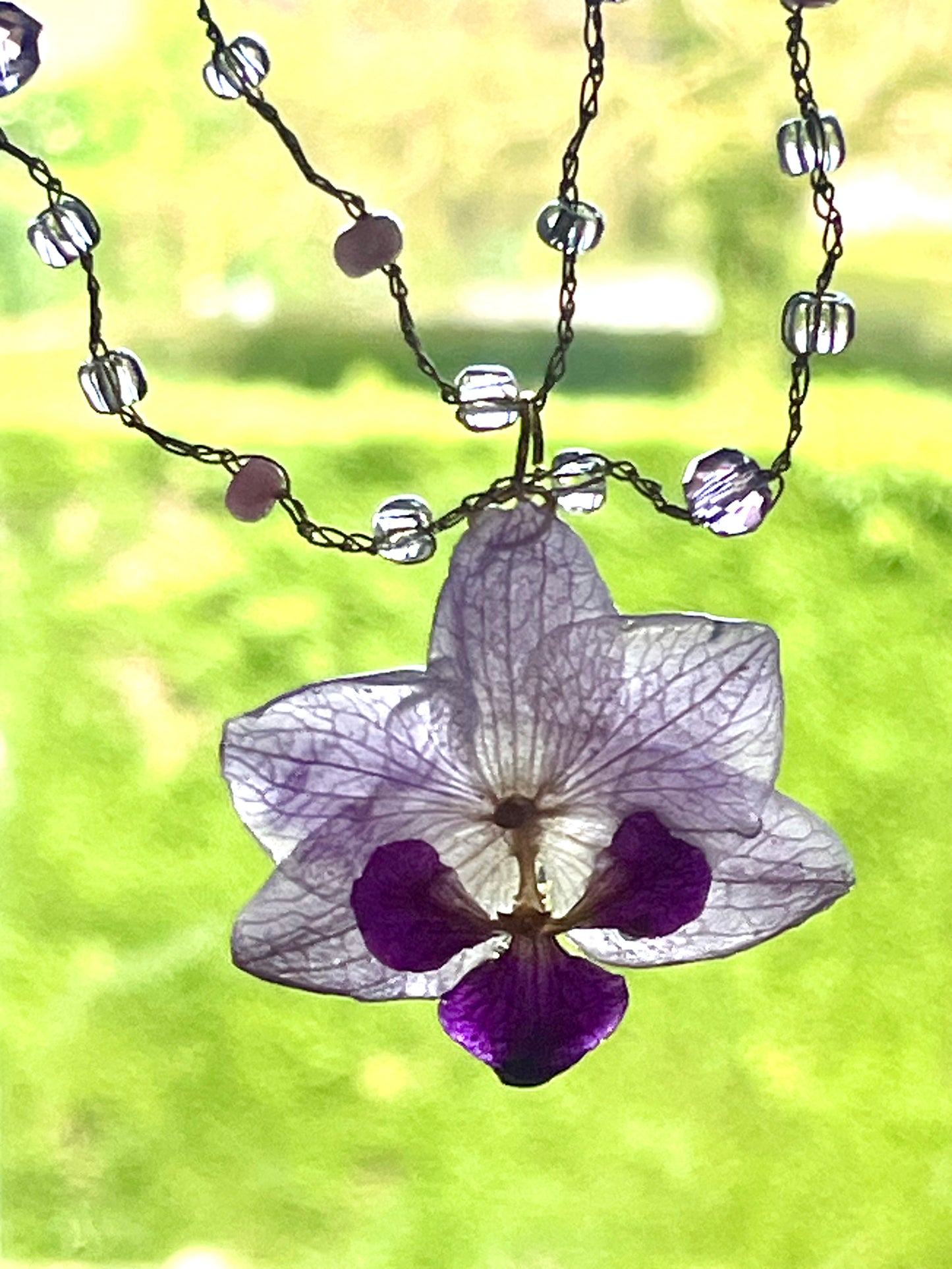 Collier au crochet & fleur naturelle d’orchidée