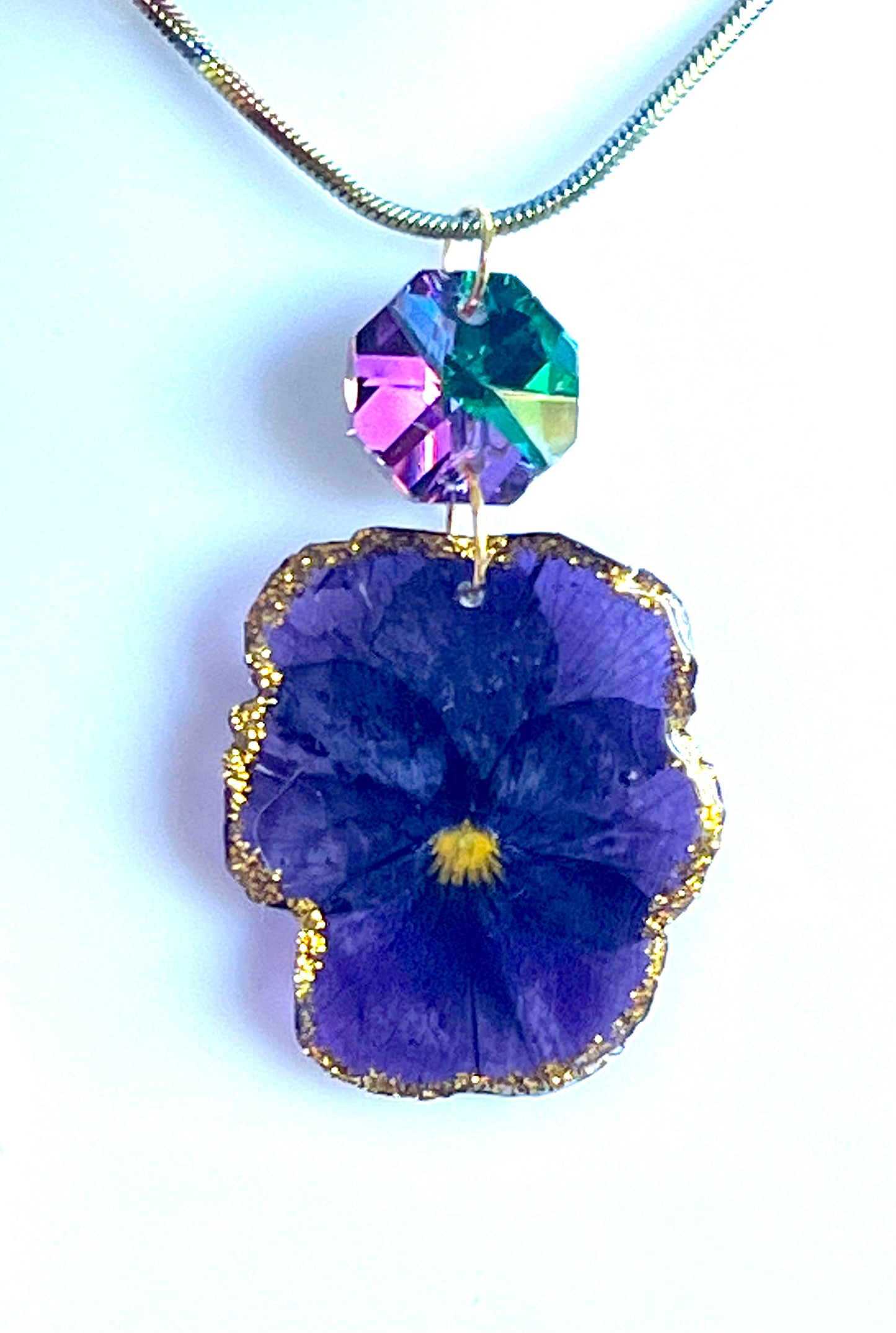 🌸 Collier Fleur Élégance – Pensée Violette & Cristal Irisé