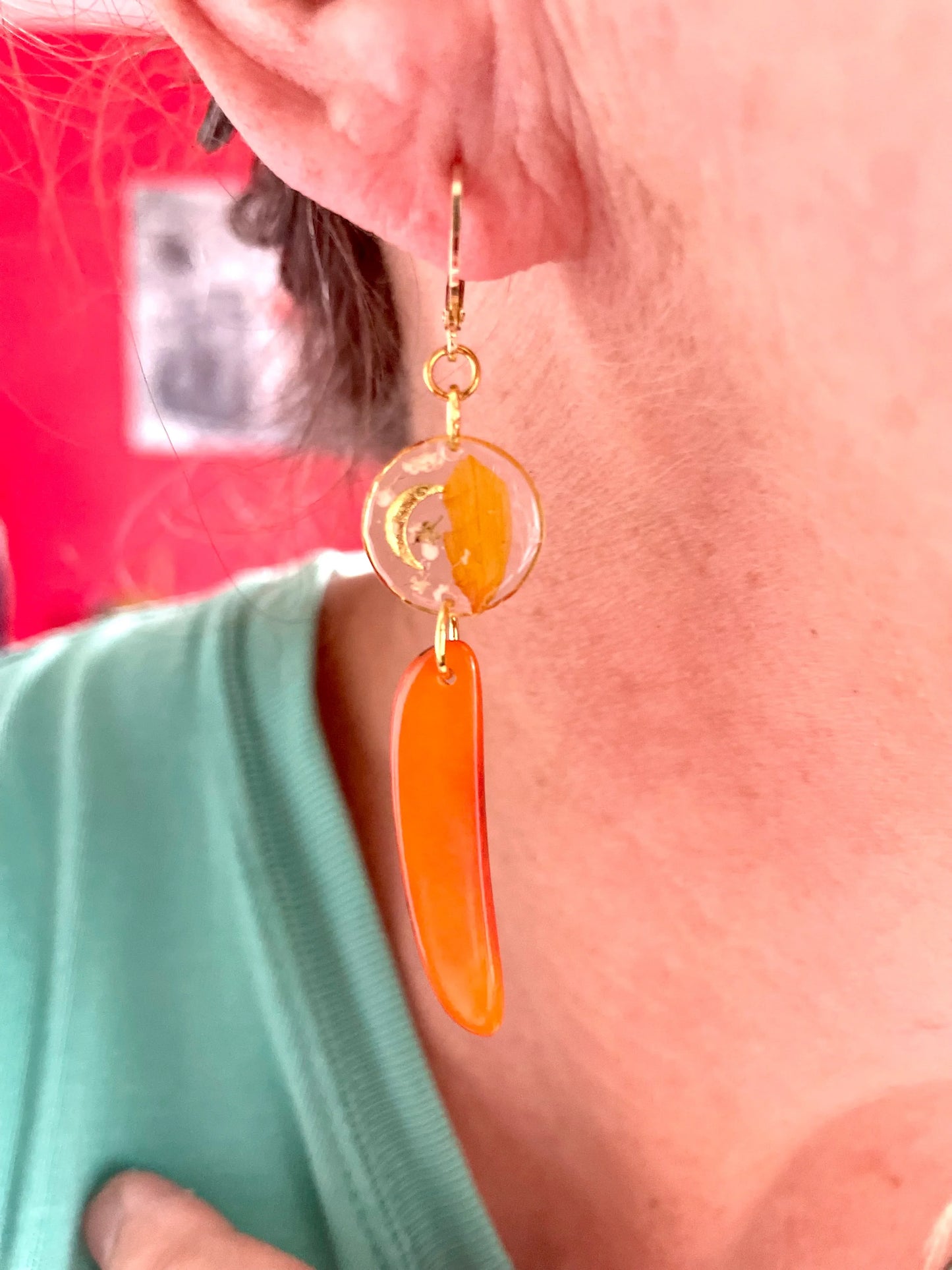 Boucles d’oreilles ivoire végétal orange et pétale de tournesol - Aux fleurs de Chloé Boucles d’oreilles ivoire végétal orange et pétale de tournesol Boucles d’oreilles Boucles d’oreilles