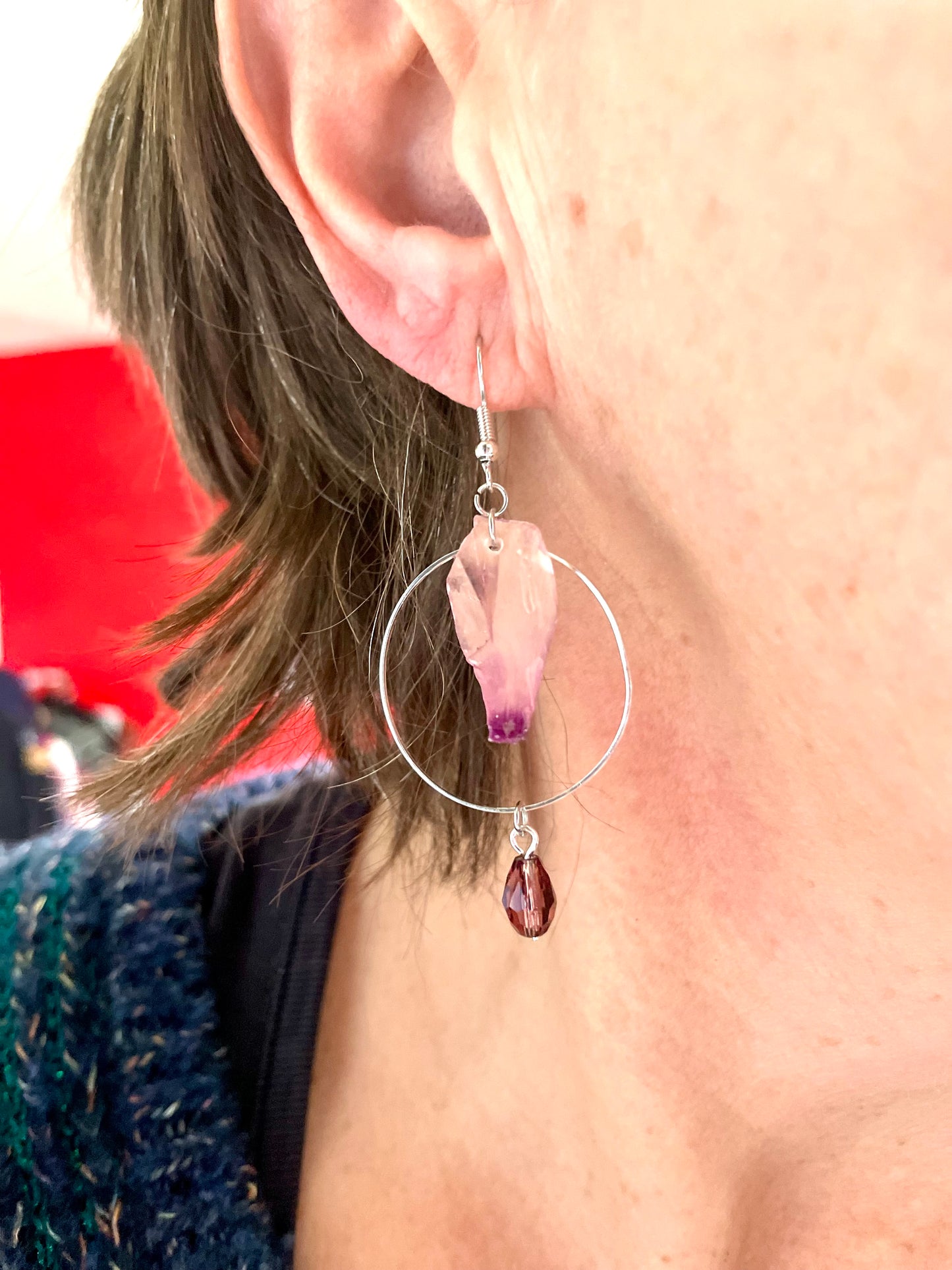 Boucles d’oreilles pétales de cyclamen et perles de verre