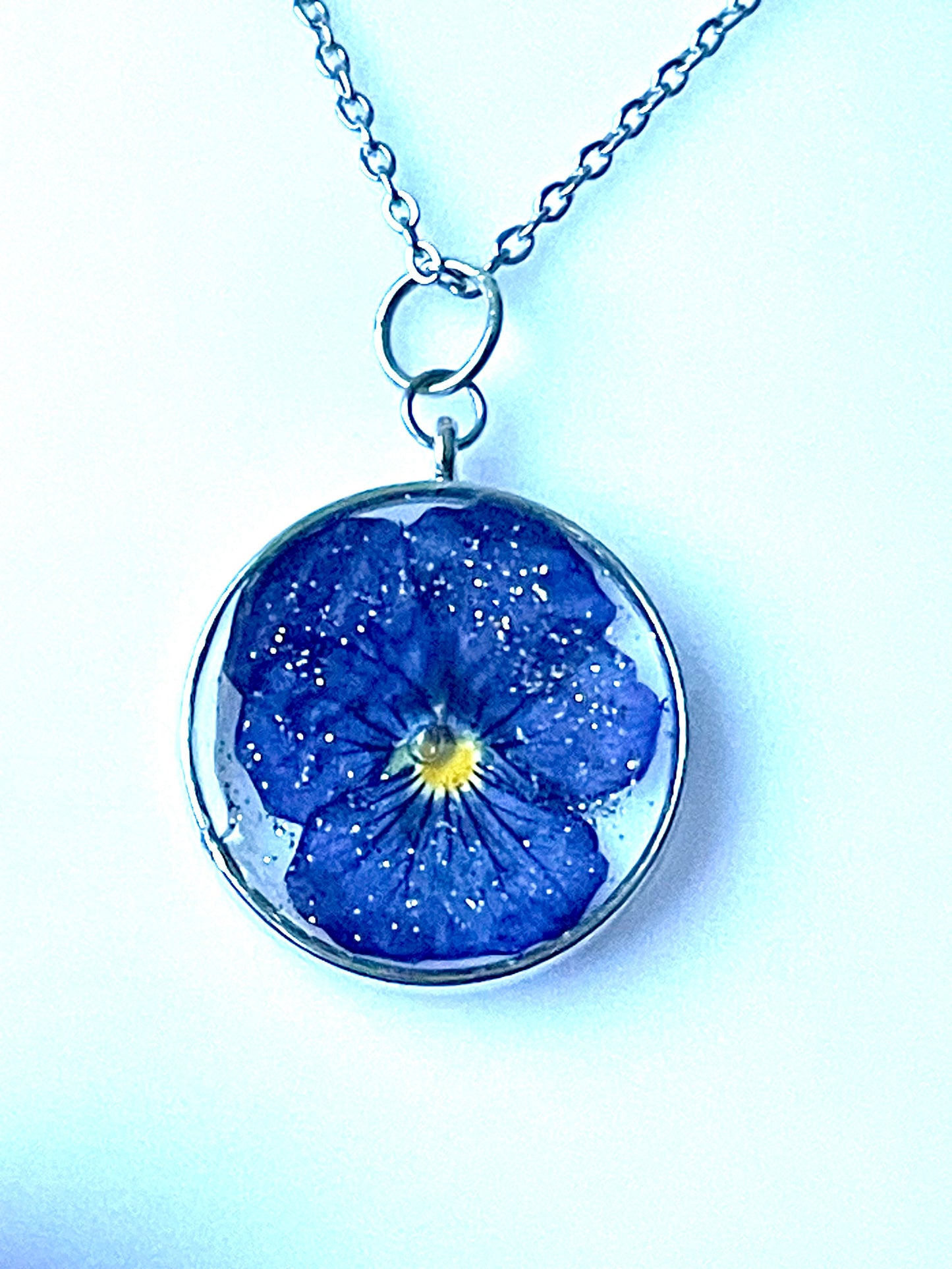 Collier médaillon argenté fleur de pensée - Aux fleurs de Chloé Collier médaillon argenté fleur de pensée Collier Collier