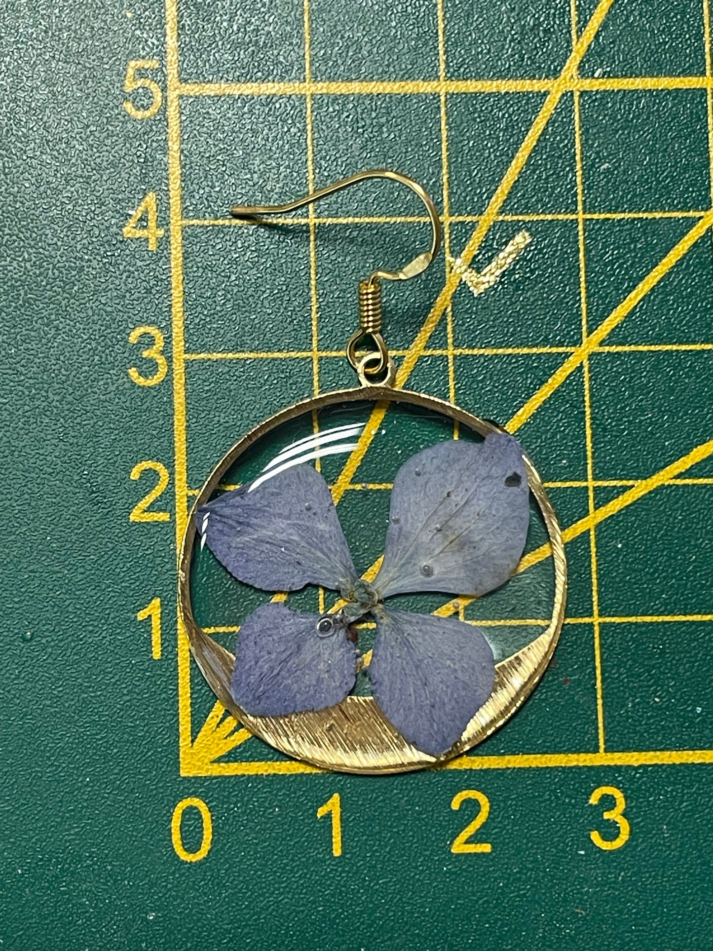 Boucles d’oreilles hortensia bleu cercle doré