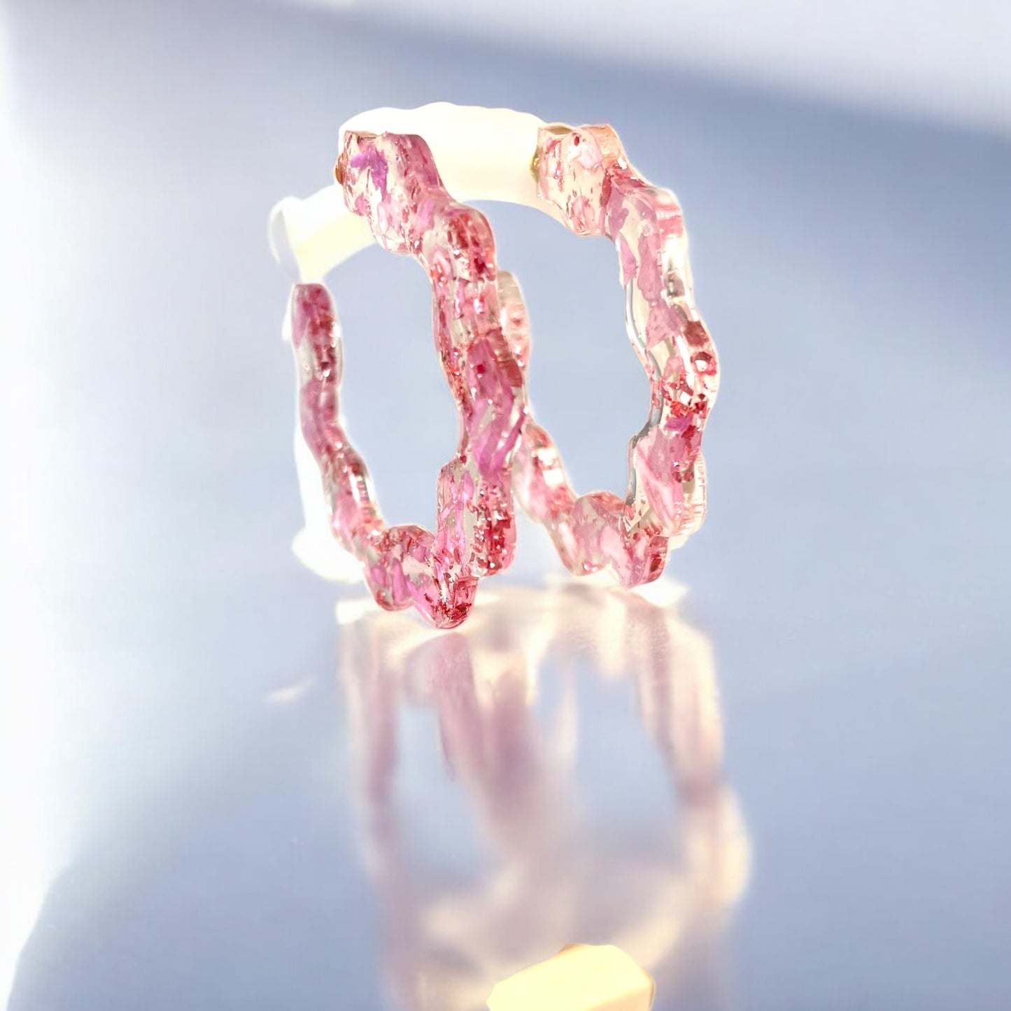 Boucles d’oreilles grandes créoles pétales roses