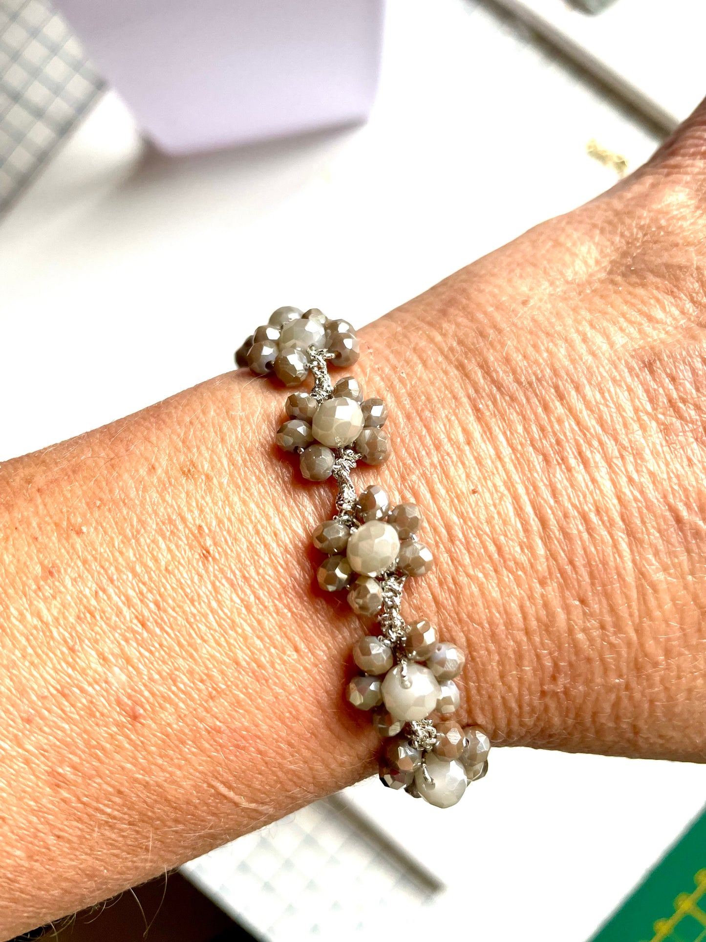 Bracelet fleurs en perles de verre taupe & nacré