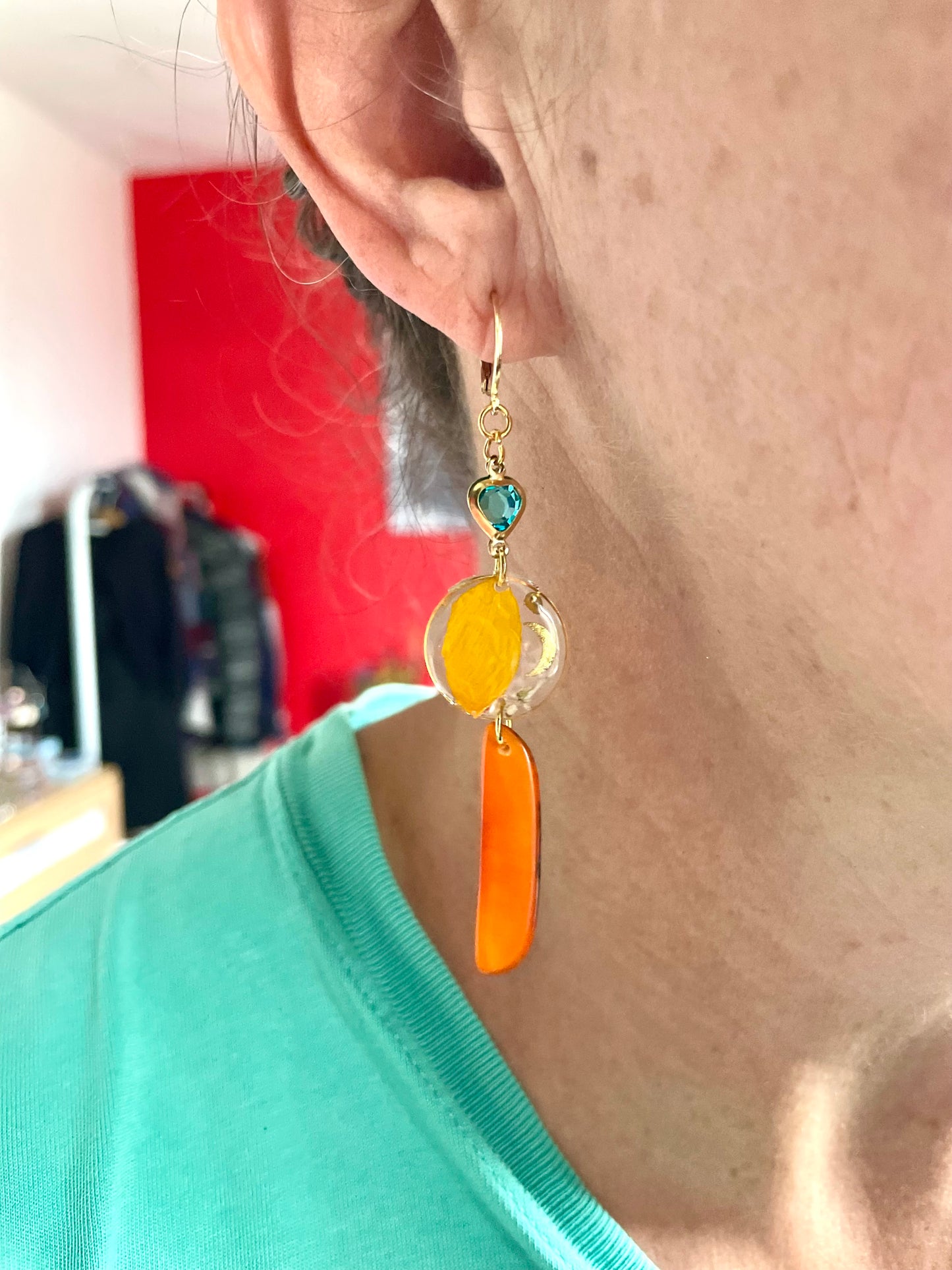 Boucles d’oreilles ivoire végétal orange , pétale de tournesol et perle bleue