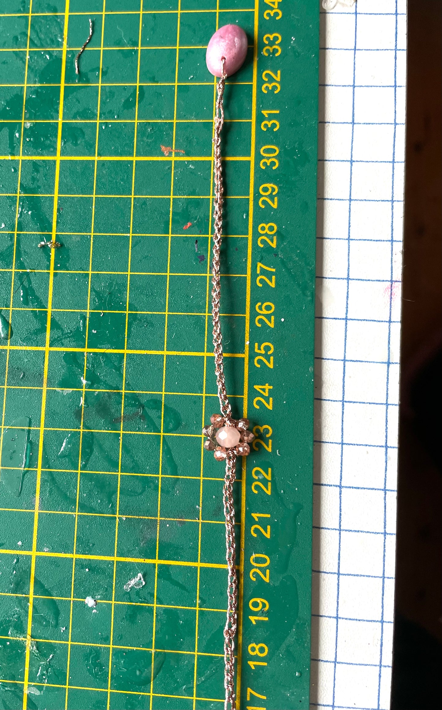 Bracelet fleur de perles de verre or rose