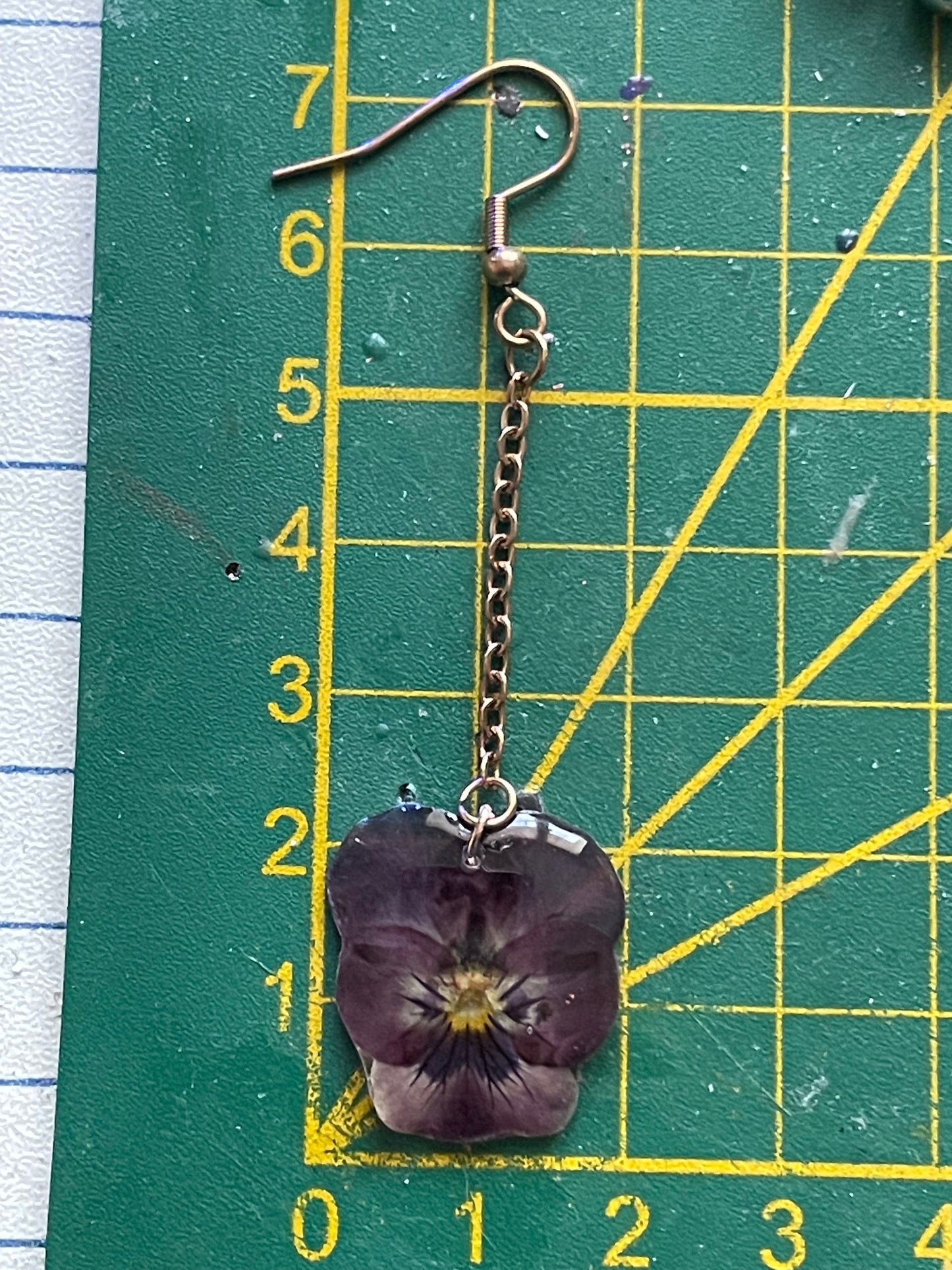 Boucles d’oreilles pendantes or rose petites pensées