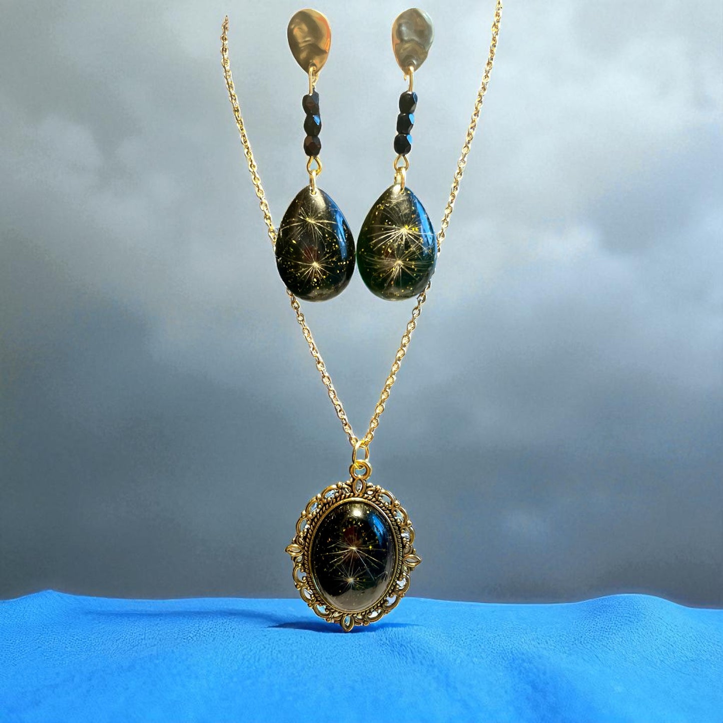 Collier baroque fond noir doré