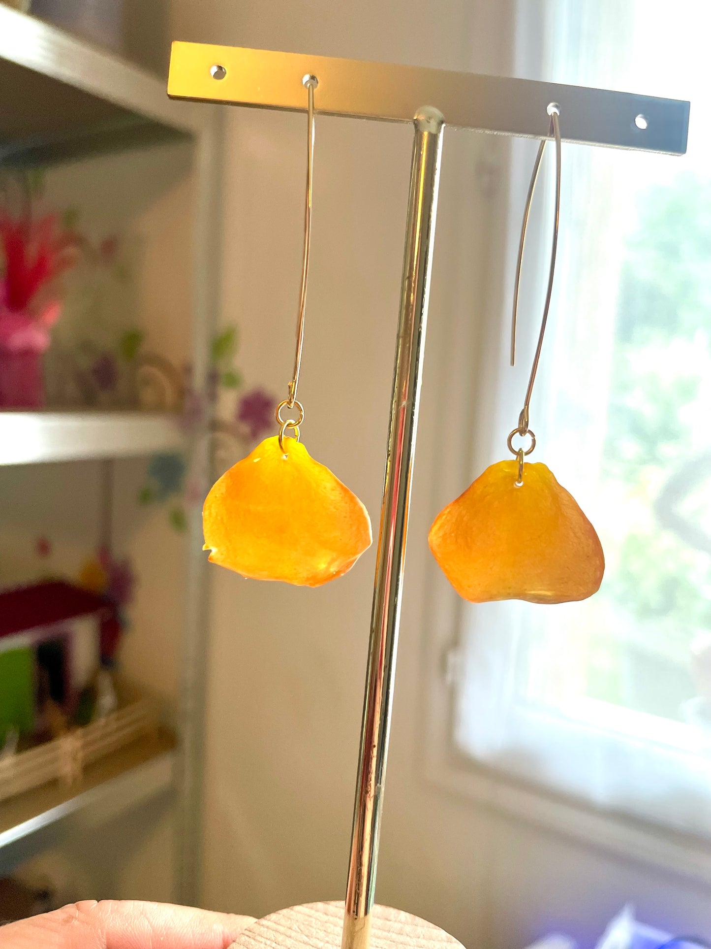 Boucles d’oreilles grands crochets dorés pétales rose orange