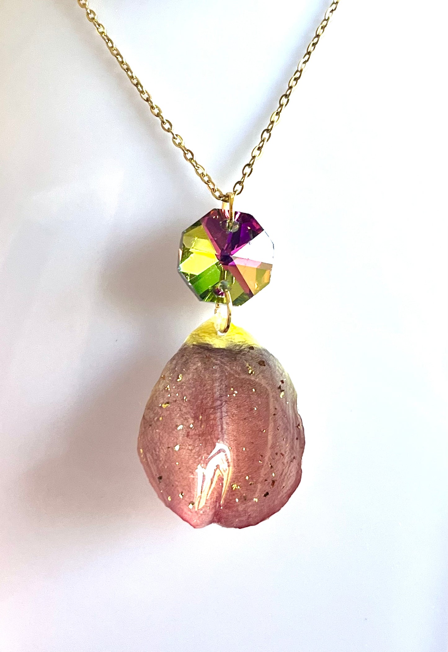 Collier pétale de tulipe naturel – bijou floral résine & cristal irisé