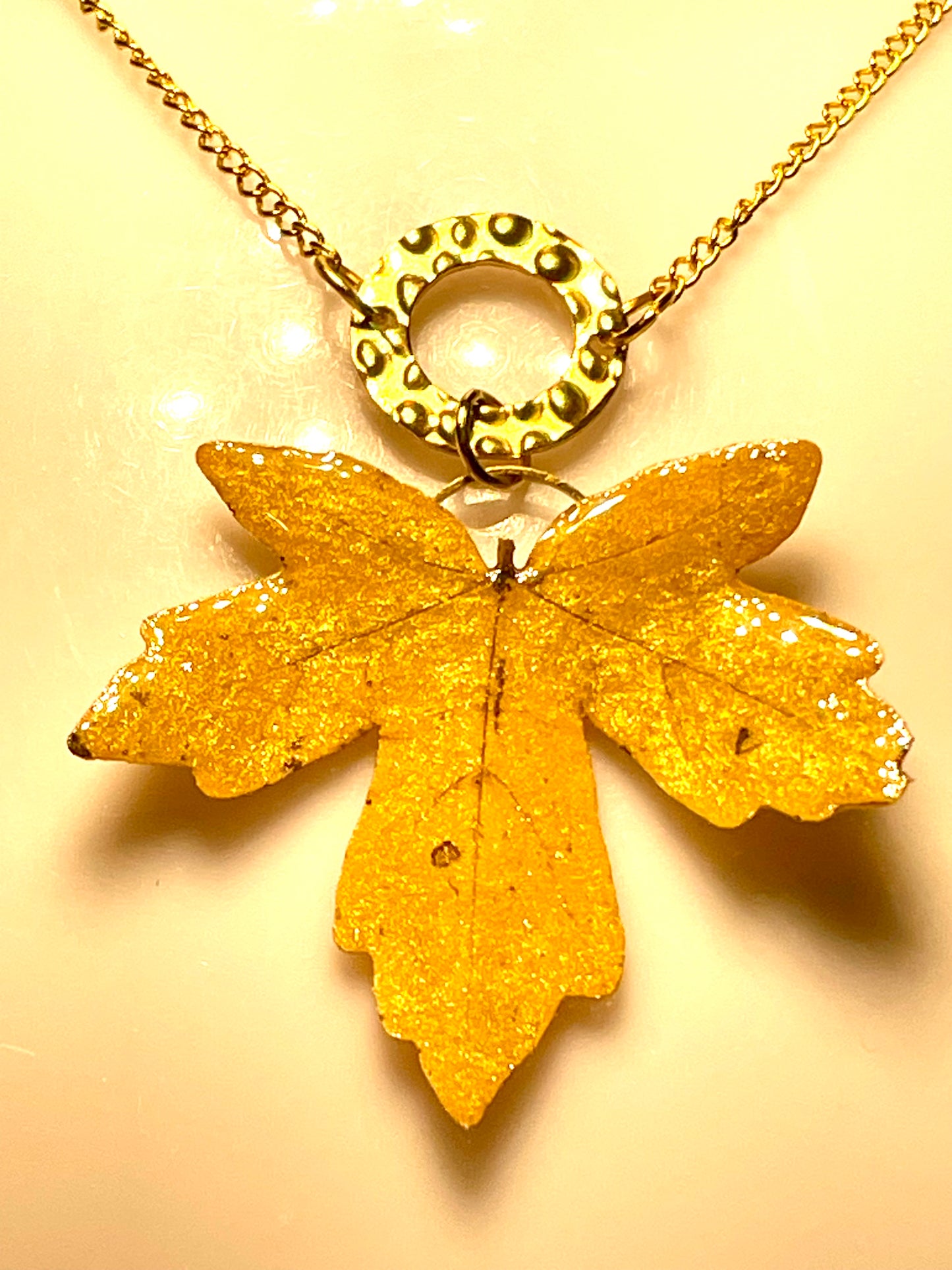 Collier feuille Érable champêtre jaune - Aux fleurs de Chloé Collier feuille Érable champêtre jaune Collier Collier