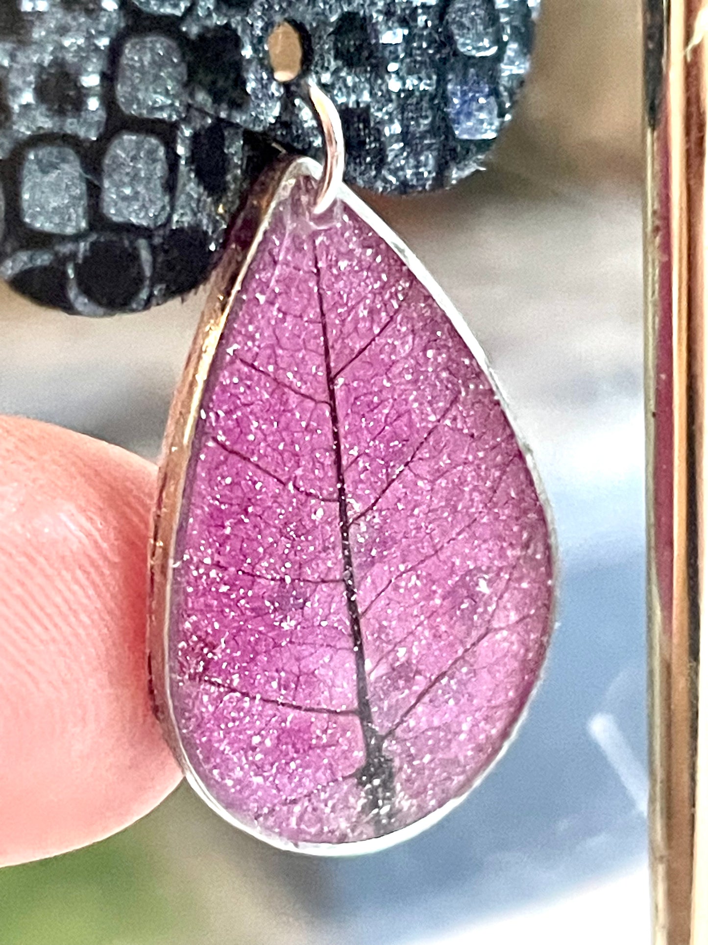 Boucles d’oreilles fleurs de cuir & larmes de Bougainvilliers