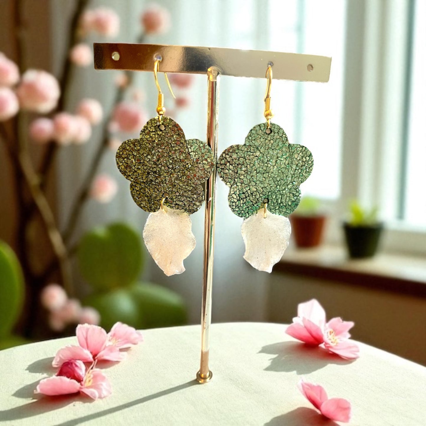 Boucles d’oreilles fleurs de cuir & pétales d’orchidée