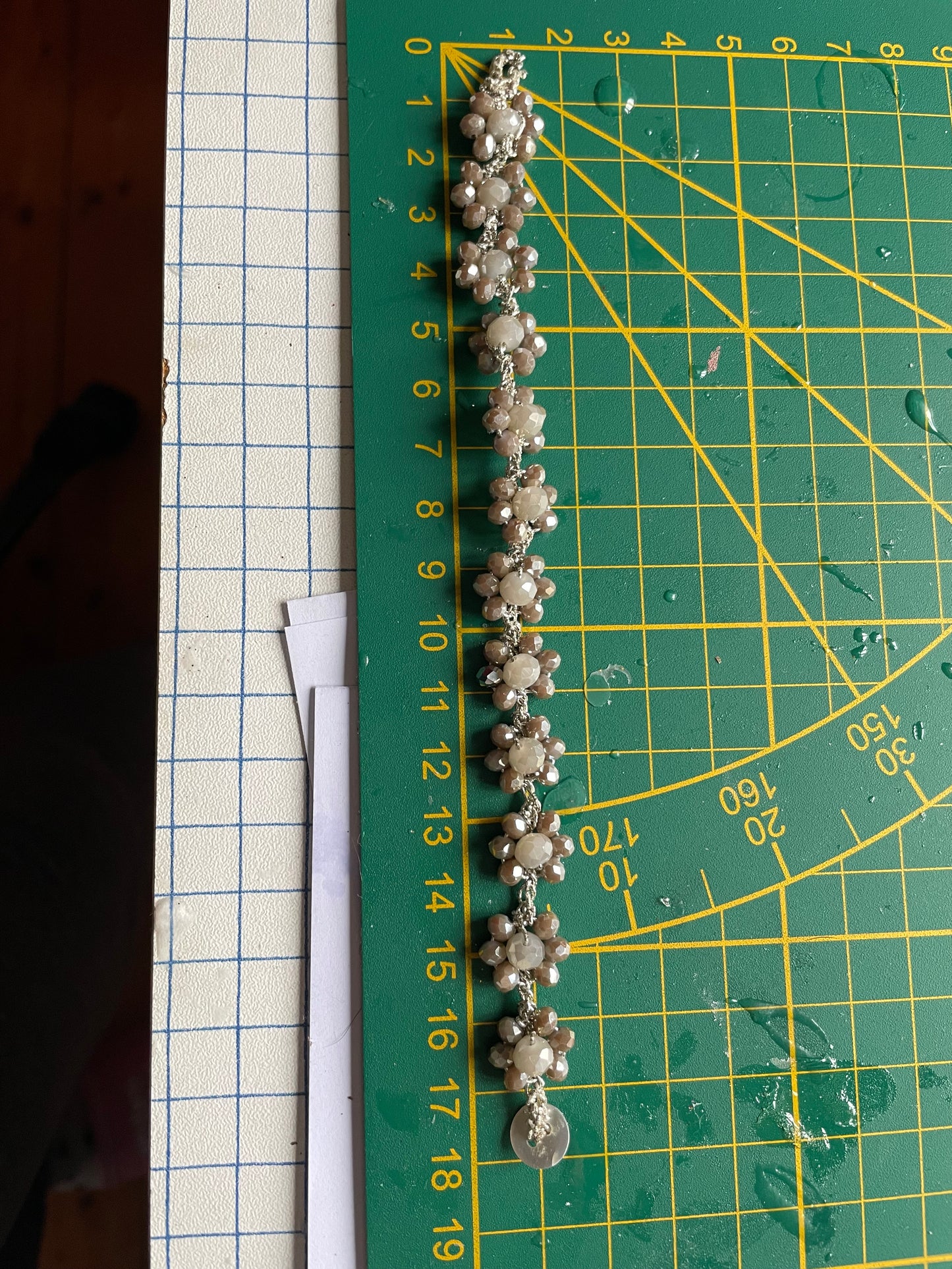 Bracelet fleurs en perles de verre taupe & nacré
