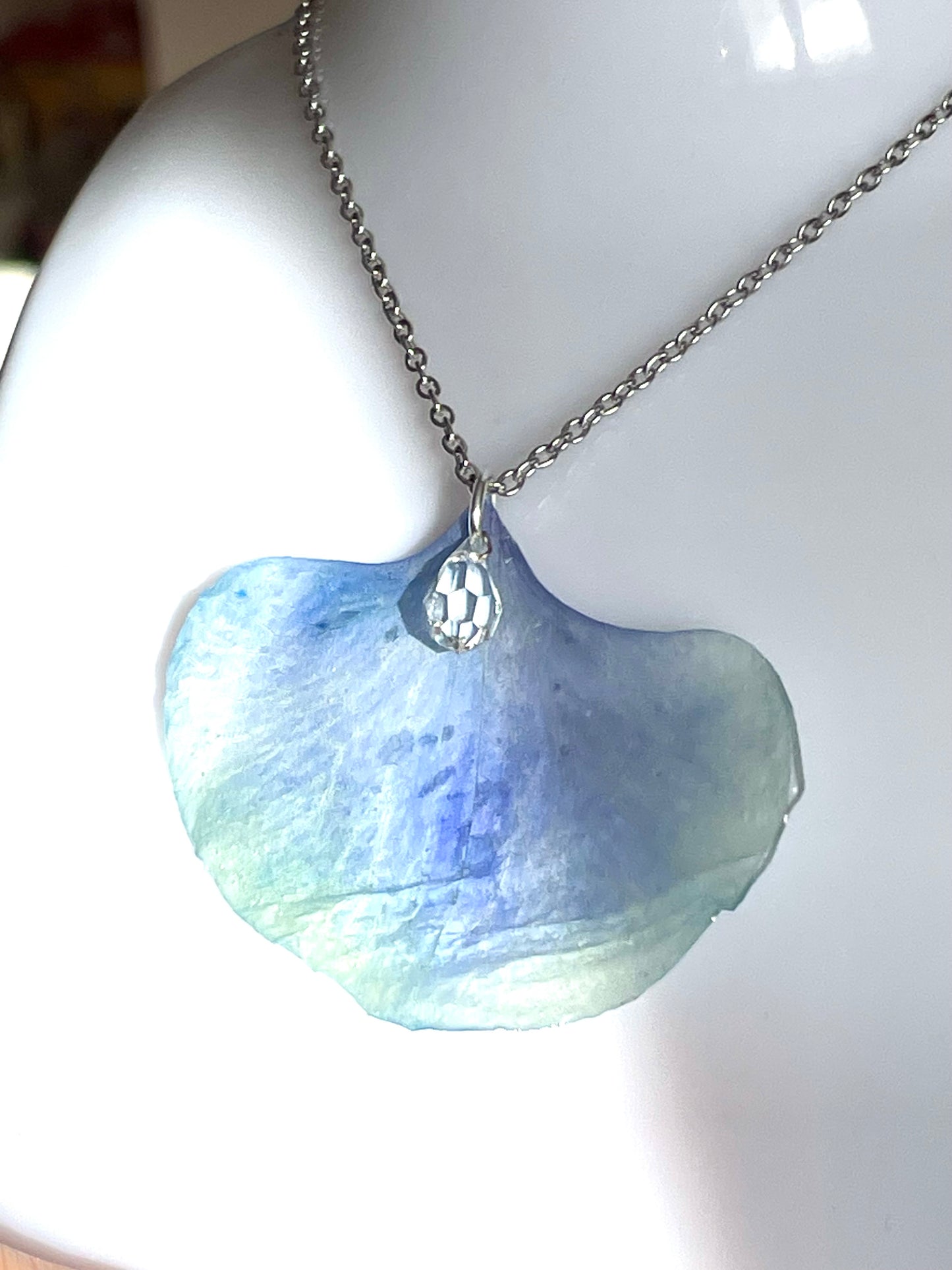 Collier grand pétale Orchidée bleu clair - Aux fleurs de Chloé Collier grand pétale Orchidée bleu clair Collier Collier