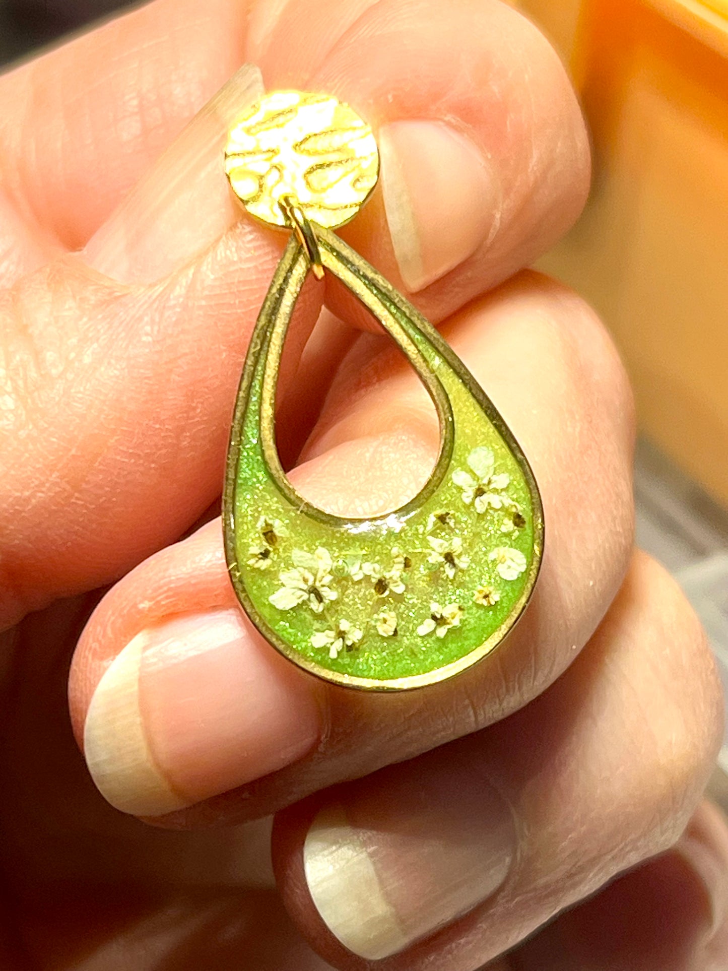 Boucles d’oreilles fleurs de carotte sauvage larmes vert nacré